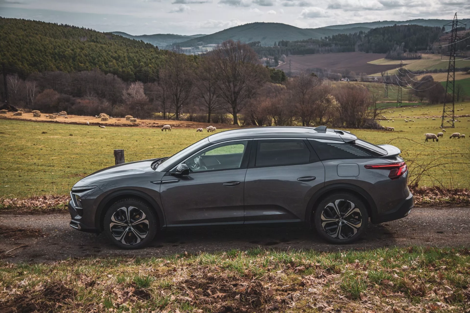 Citroën C5-X 2022 i en elegant silverfärg, som visar upp sin innovativa design och tekniska funktioner på en klar dag