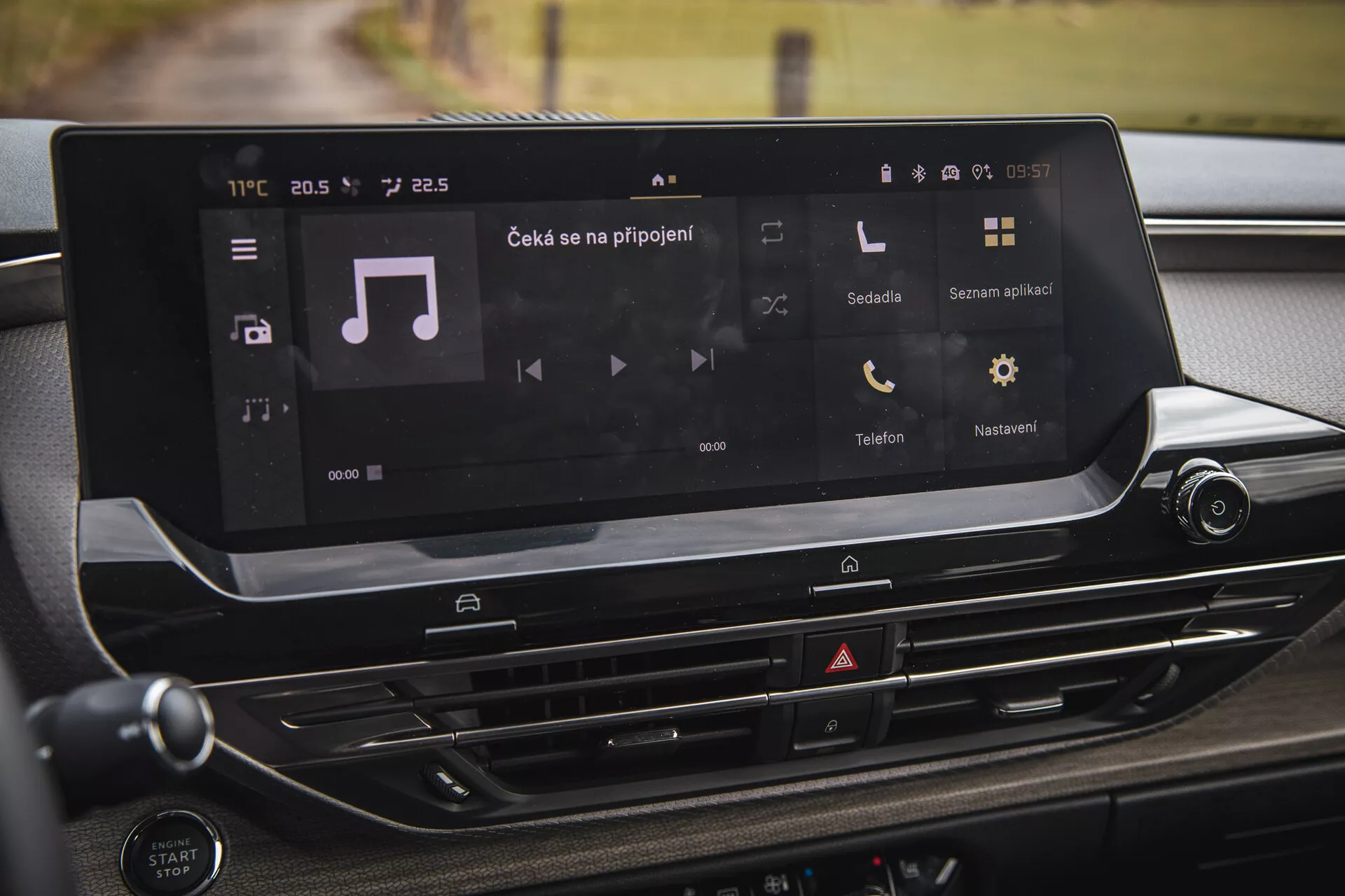 2022 års Citroen C5-X interiör med fokus på det högupplösta pekskärmsinfotainmentsystemet i instrumentbrädan som har medieuppspelning, telefonanslutning och klimatkontrollknappar med en modern och elegant design