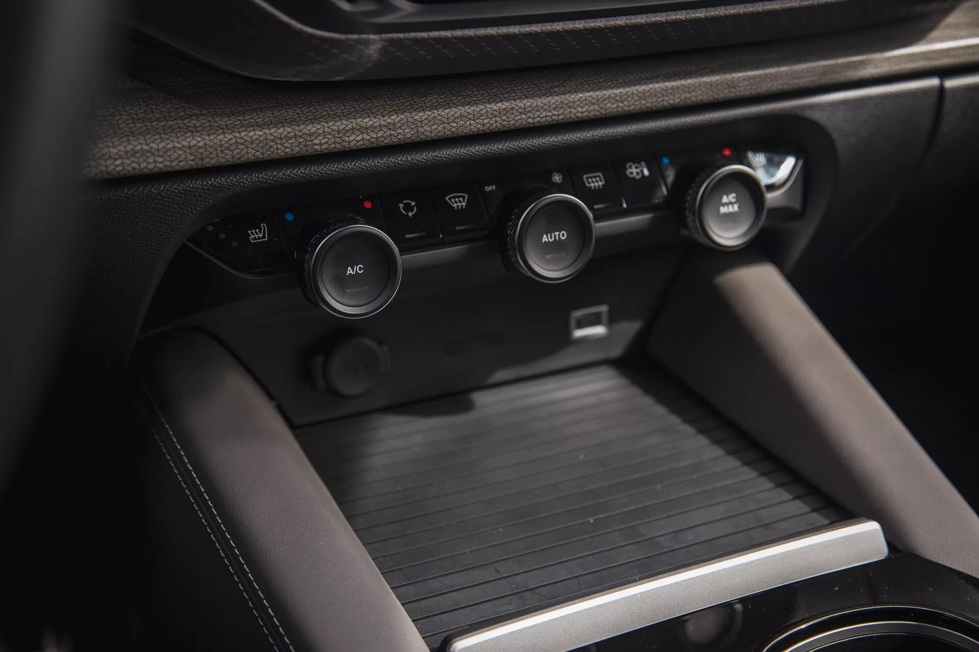 Närbild av interiören i Citroen C5-X 2022, med fokus på mittkonsolen med kontrollknappar för klimatanläggningen och växelspaksconsole, framhäver fordonets avancerade klimatsystem, förvaringslösningar och premiummaterial.