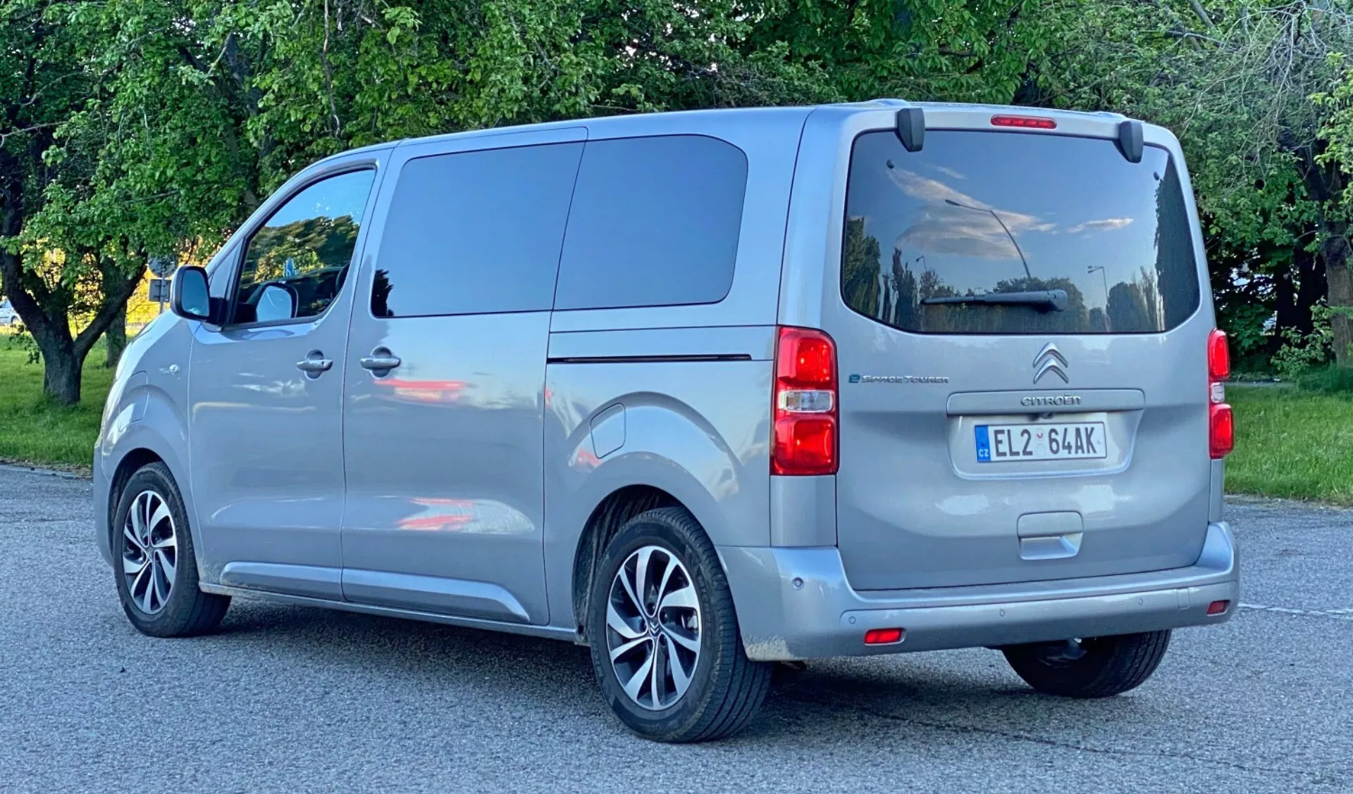 Från sidan vy av Citroen Spacetourer 2016, en modern, rymlig och mångsidig MPV med en elegant design och avancerade funktioner, presenterad i en sofistikerad metallfärg.