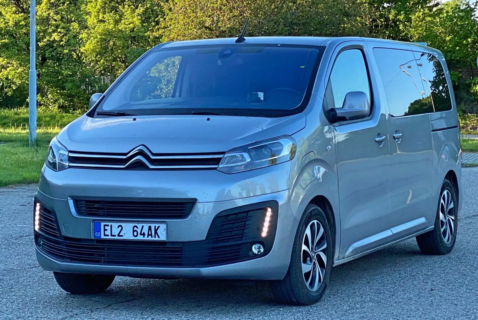 Citroën SpaceTourer 2016, ett medelstort flerfunktionsfordon känt för sin mångsidiga sittutformning, avancerade säkerhetsfunktioner och jämna körning, parkerad på en naturskön väg.