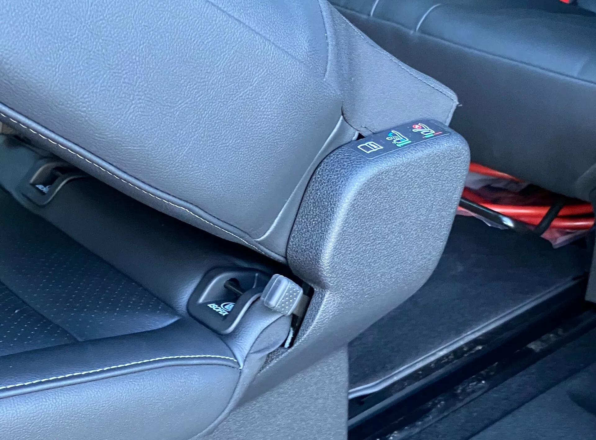 Närbild av Citroën Spacetourer 2016 interiör som betonar baksidan av framsätespassagerarens säte med integrerade underhållningskontroller och svart läderklädsel med synliga sömmar och perforering för andningsförmåga. En del av den bakre bänksätet och dörrkarmens material visas också, vilket antyder en sammanhängande interiördesign.