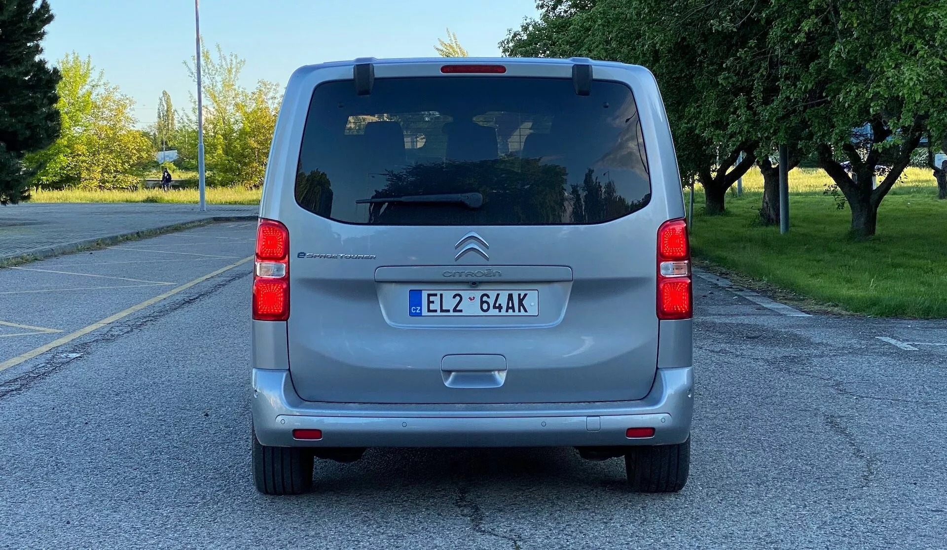 2016 Citroen SpaceTourer i livlig stadsmiljö, som visar upp sin moderna eleganta design, rymliga interiör och mångsidiga sittarrangemang