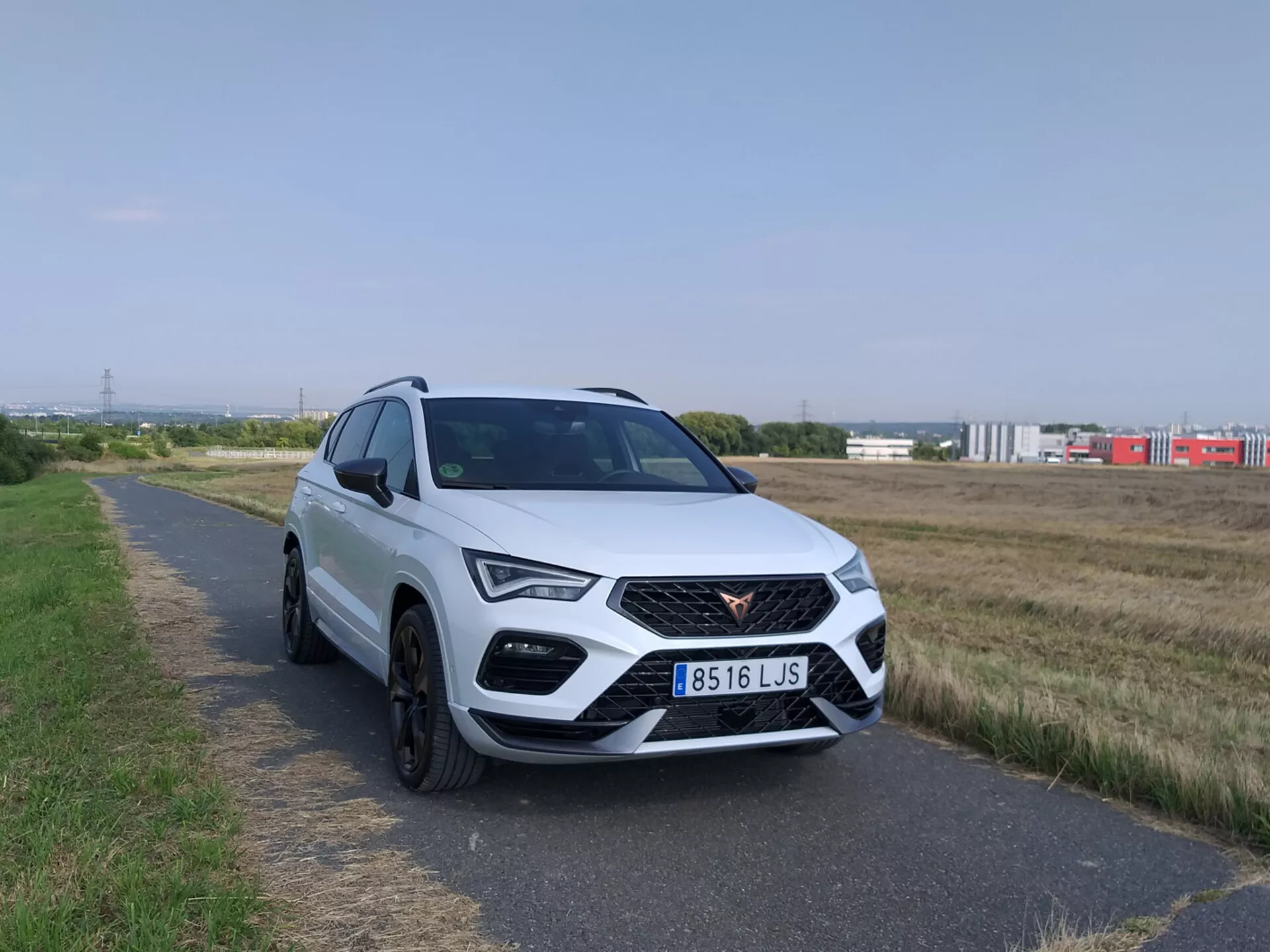 Framifrån vy av Cupra Ateca 2020 som visar dess dynamiska design och LED-strålkastare