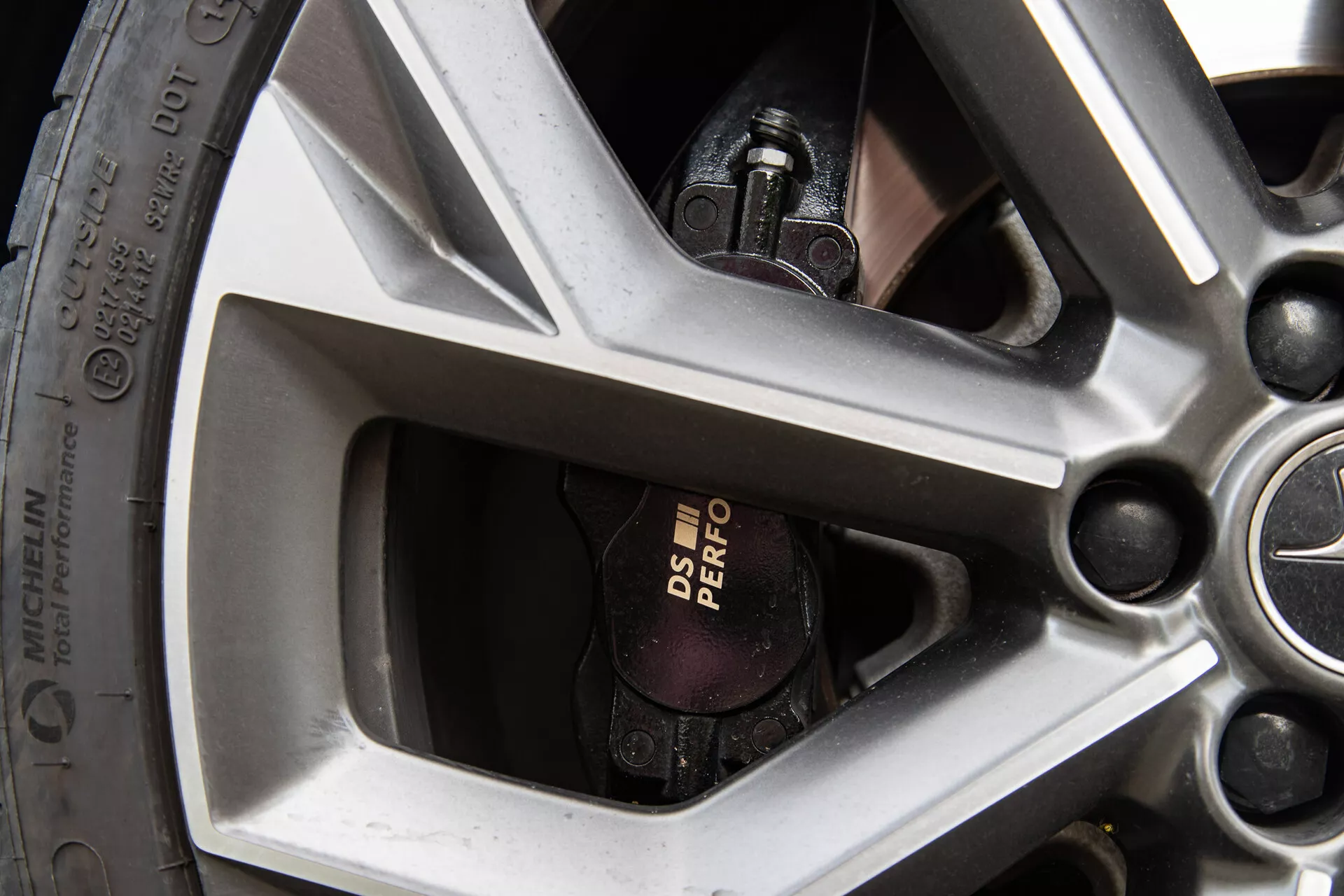 Närbild av DS Automobiles DS-7 2022 hjul med femekrad design, synlig Brembo bromsok och däckspecifikationer inriktade på prestanda.