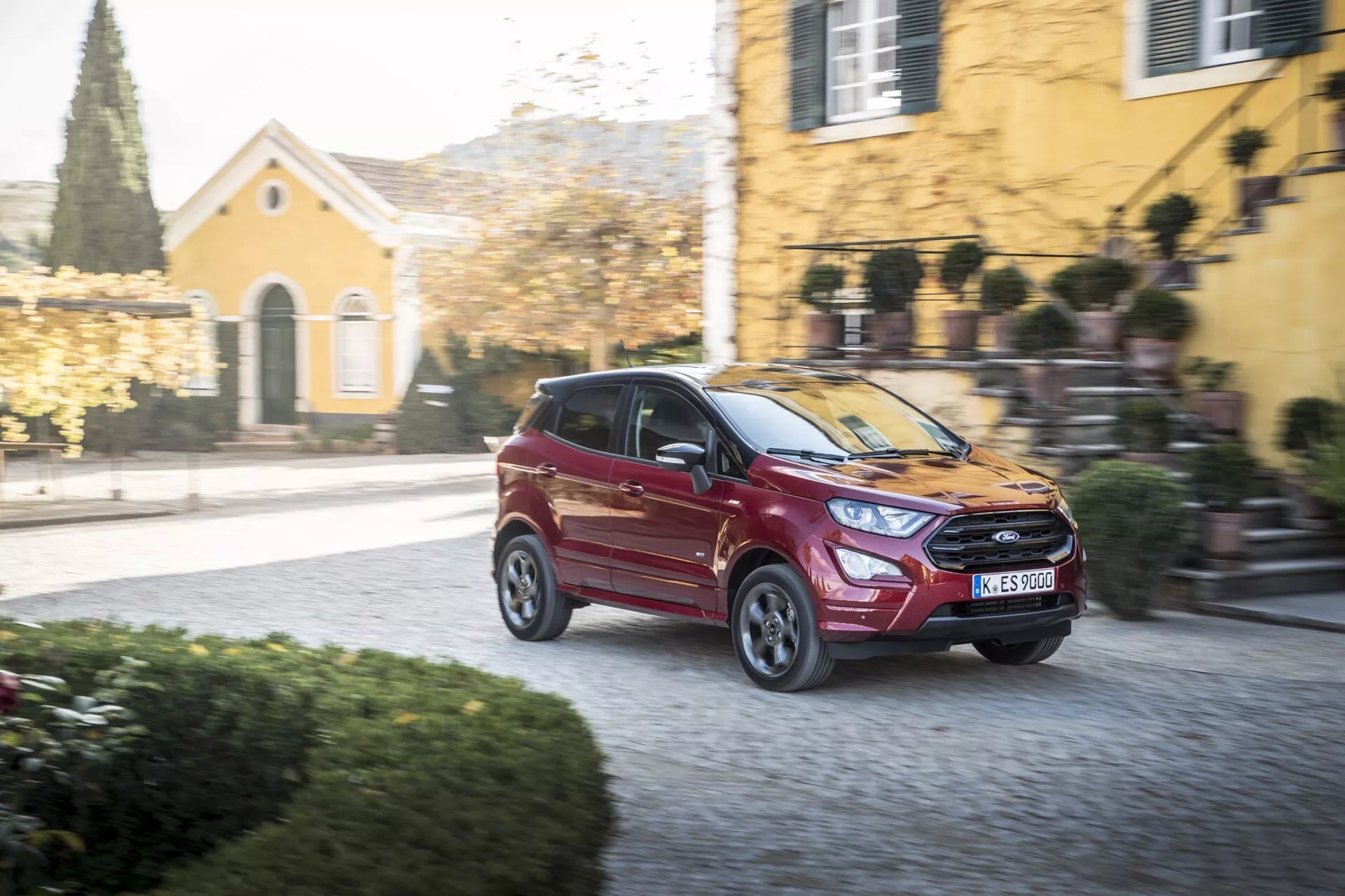 Silverfärgad Ford EcoSport från 2017, första generationens faceliftmodell, parkerad utomhus på en solig dag som visar dess slanka design och kompakta SUV-kaross