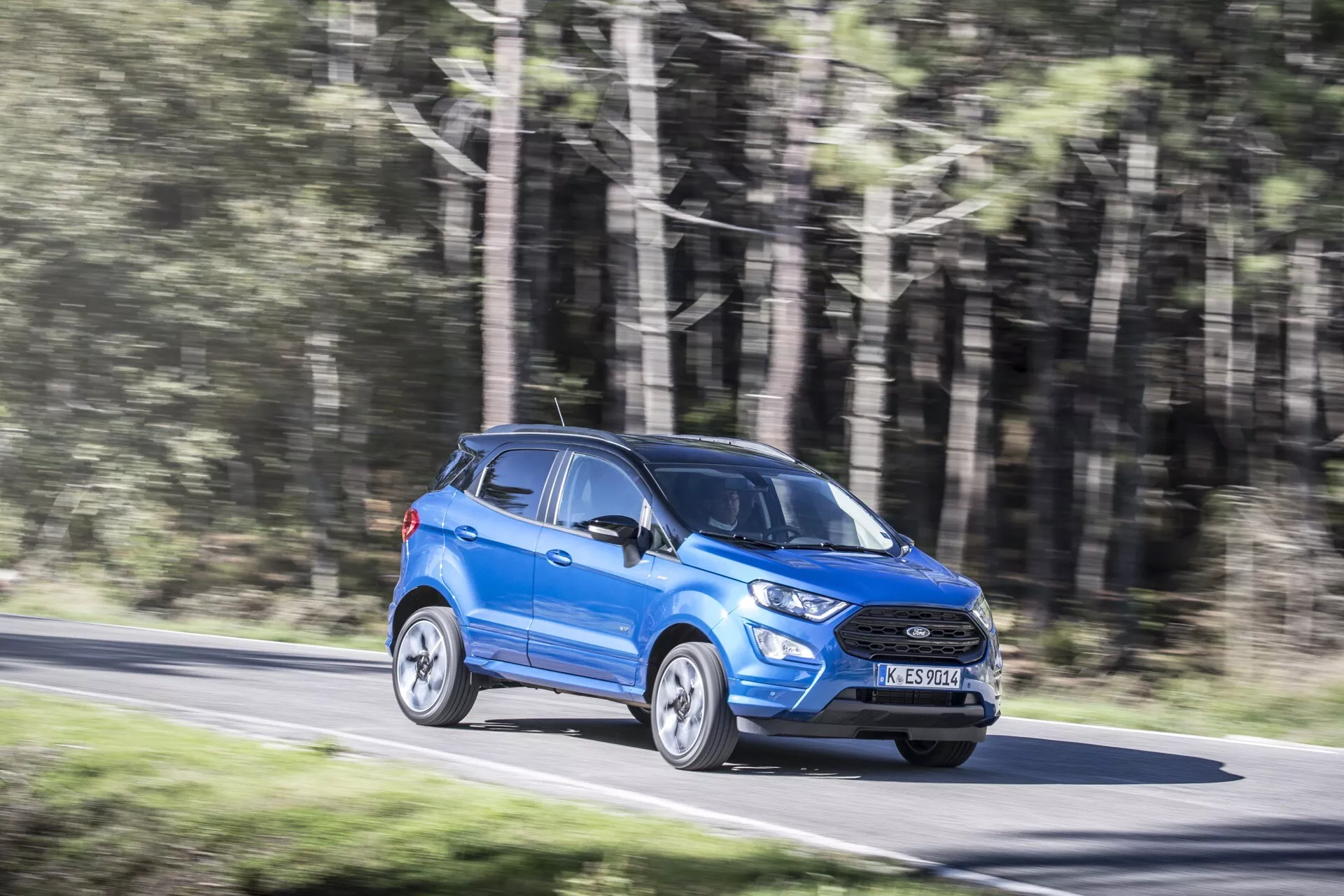 Faceliftmodell av Ford EcoSport första generationen 2017 i dynamisk pose, visar upp sin slanka design och innovativa funktioner