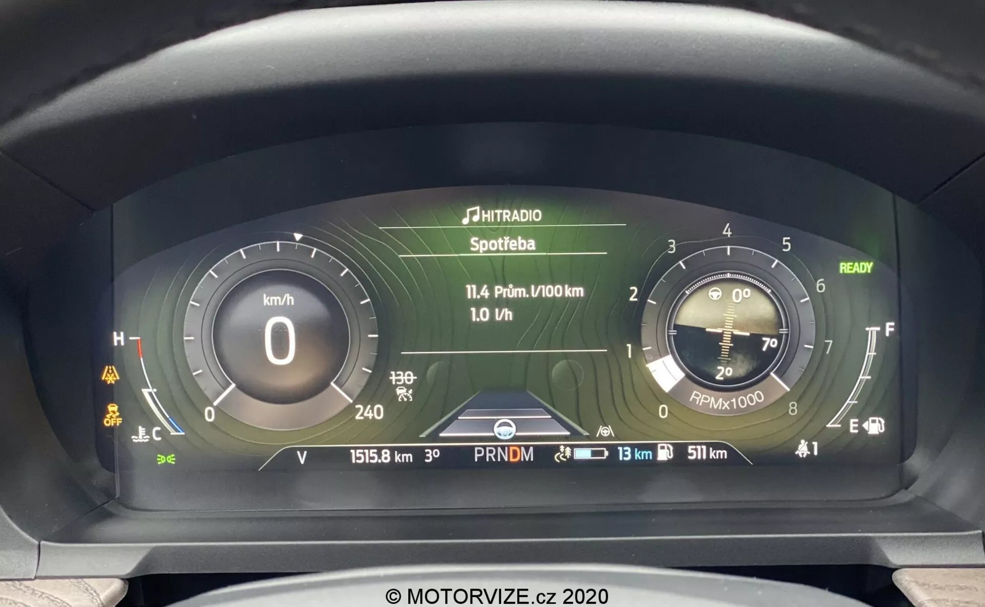Närbild av den avancerade digitala instrumentpanelen i en Ford Explorer 2019 från förarens perspektiv, med en digital hastighetsmätare i kilometer per timme, simulerad analog varvräknare, flerfunktionsdisplay med medie- och resinformation, kilometerräknare som visar 15158 km, kall motortemperaturindikator, nästan full bränslemätare och flera varningslampor.