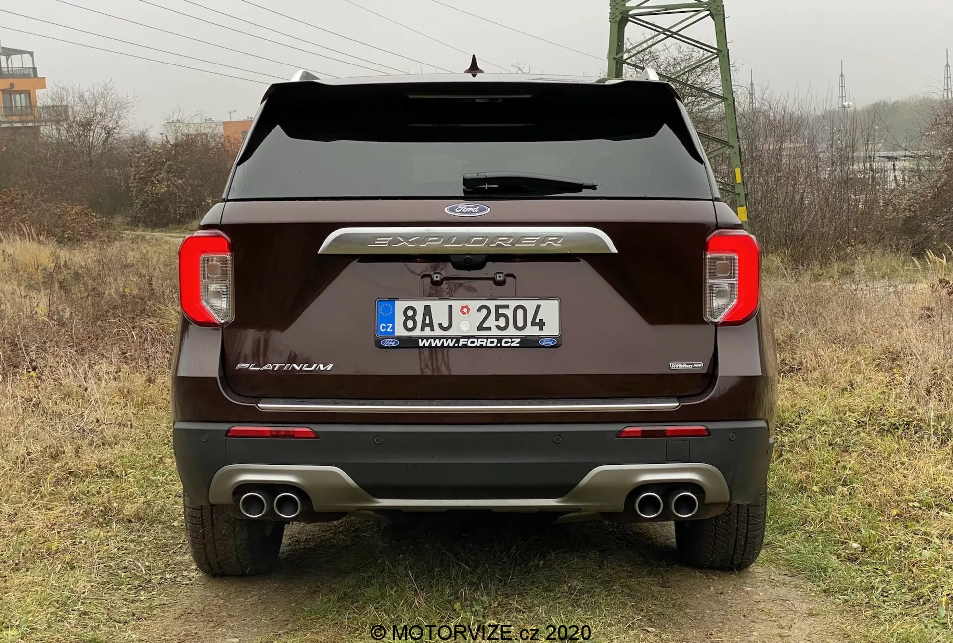 2019 Ford Explorer som visar upp sin moderna och eleganta design med rymlig interiör, avancerade teknologiska funktioner och kraftfull prestanda.