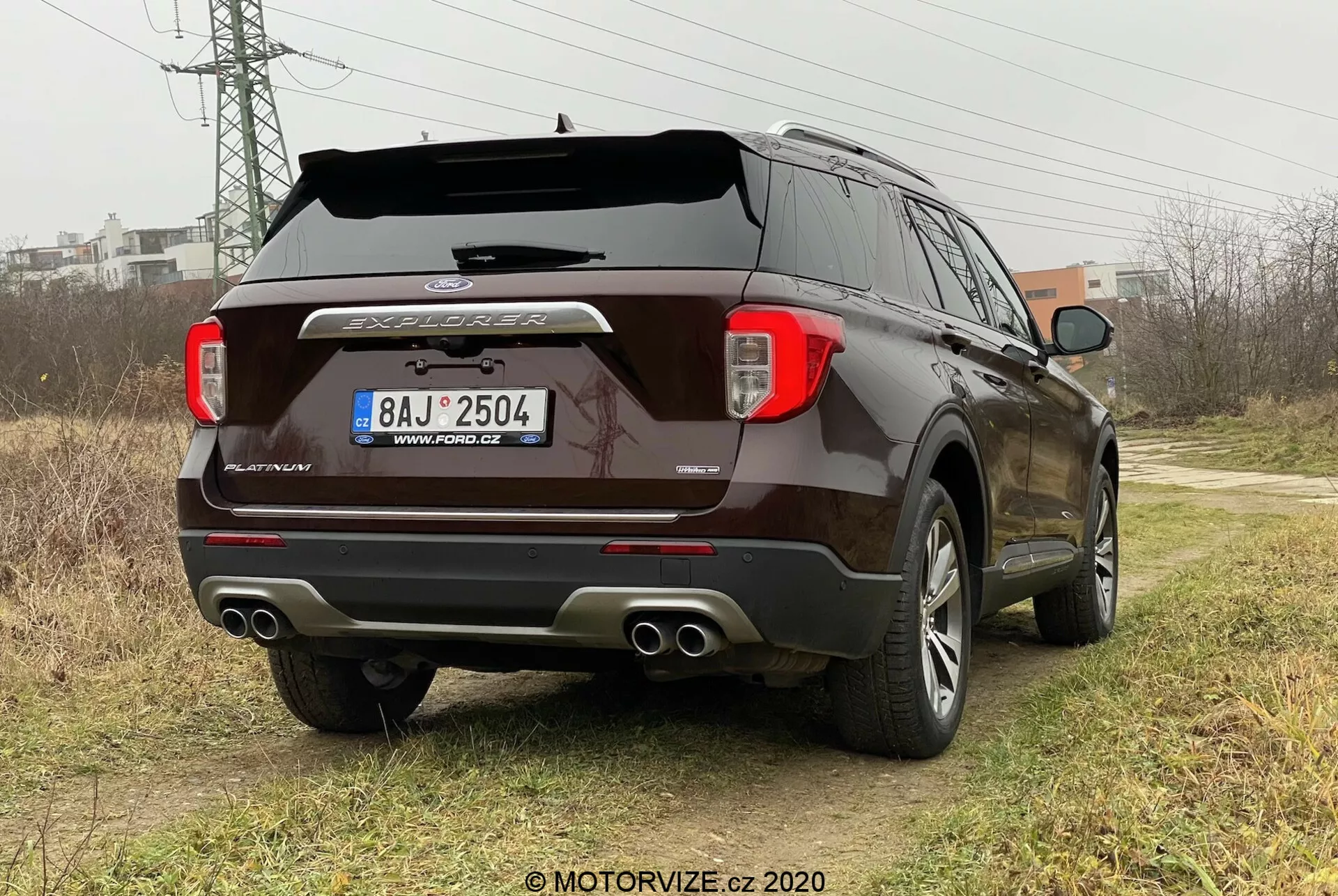 SUV Ford Explorer 2019 med elegant design, avancerade säkerhetsfunktioner, rymlig interiör, kraftfull motor och modern teknik