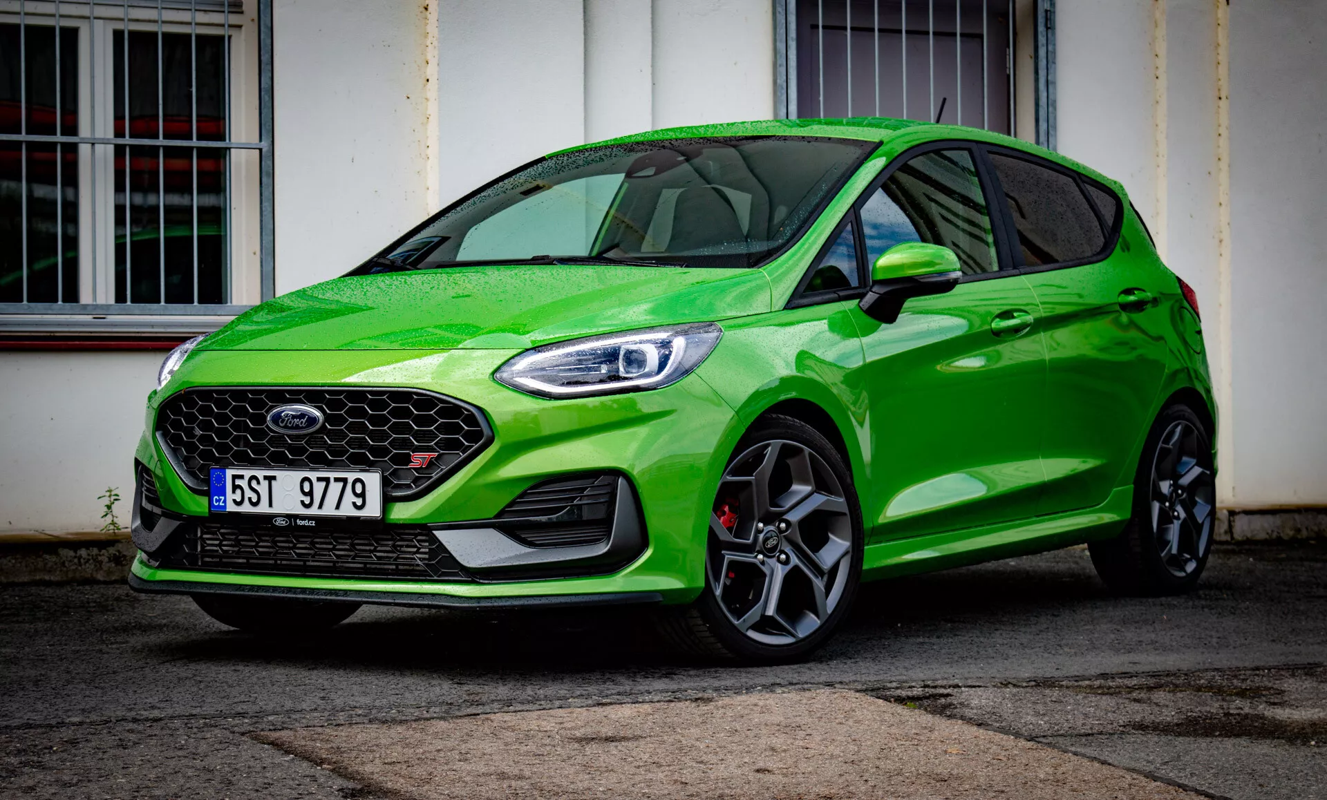 2022 Ford Fiesta Hatchback i Livligt Grönt, Visar Frontdesign med LED-Strålkastare, Bikakagrill, Sportiga Legeringshjul och Aerodynamisk Profil