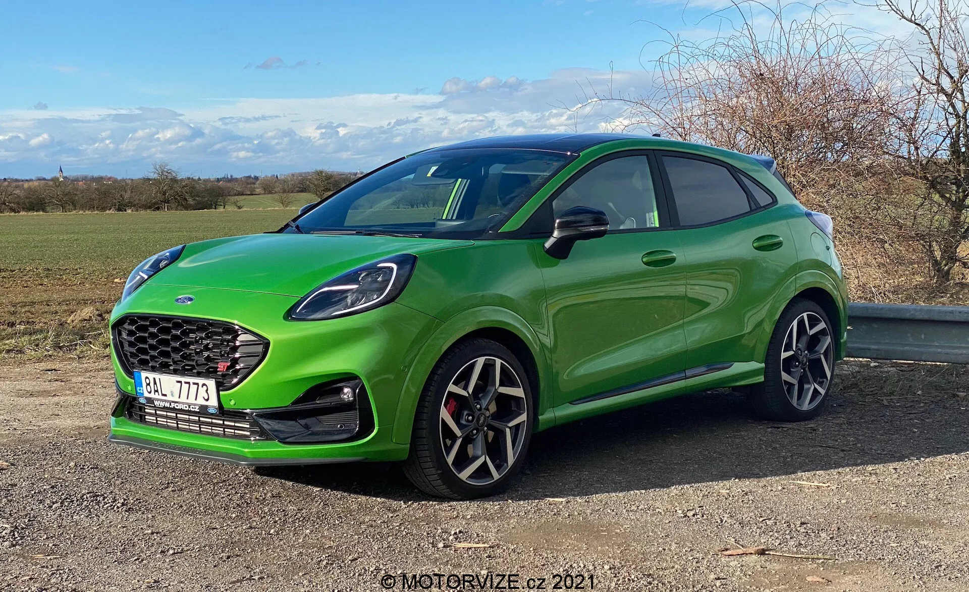 2020 Ford Puma ST med sportig och dynamisk design, som visar upp eleganta linjer, aggressiv frontgrill och förbättrad aerodynamik.