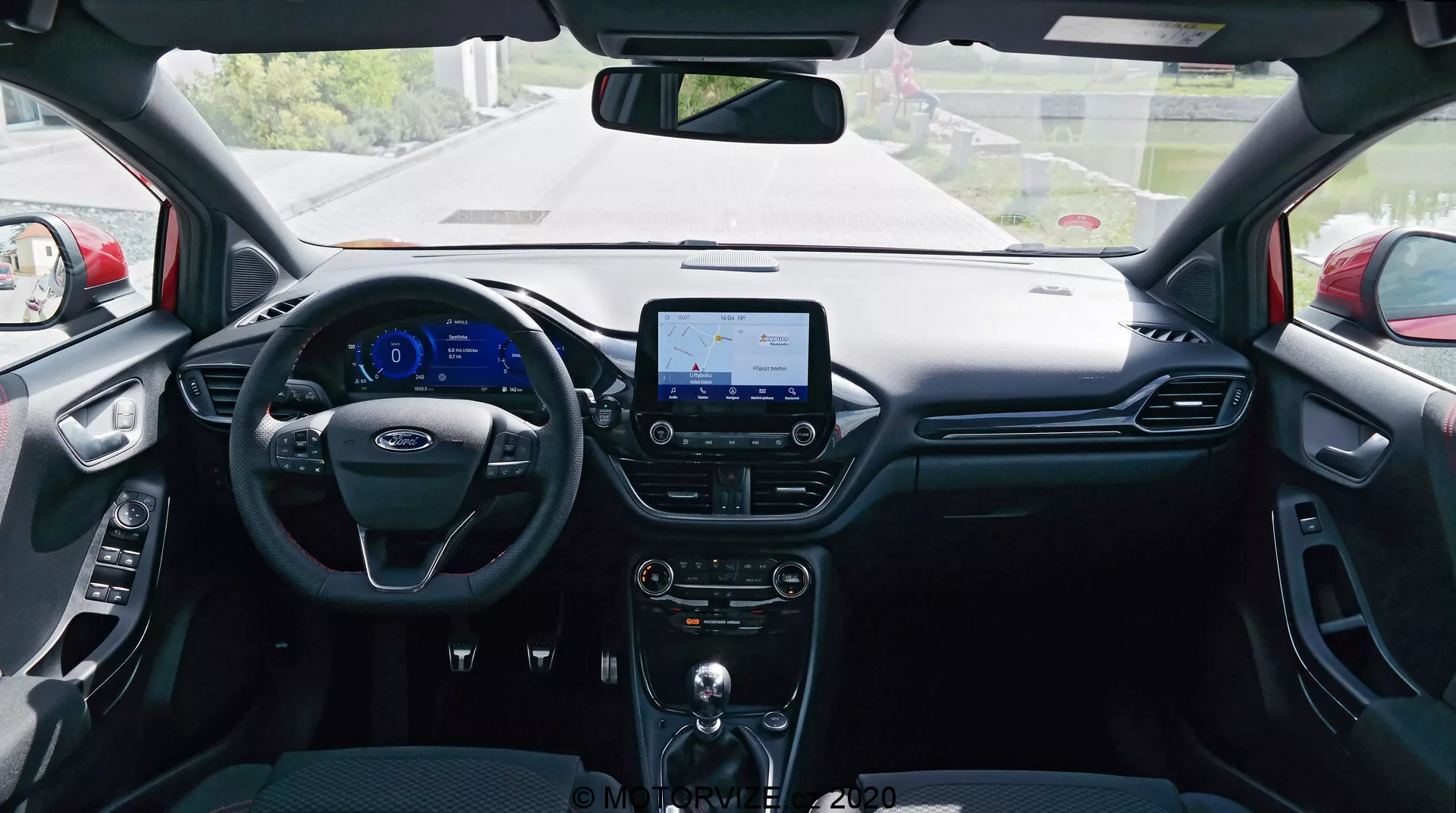 2020 Ford Puma i en livlig exteriör som visar modern design, eleganta linjer och dynamisk kompakt SUV-arkitektur.