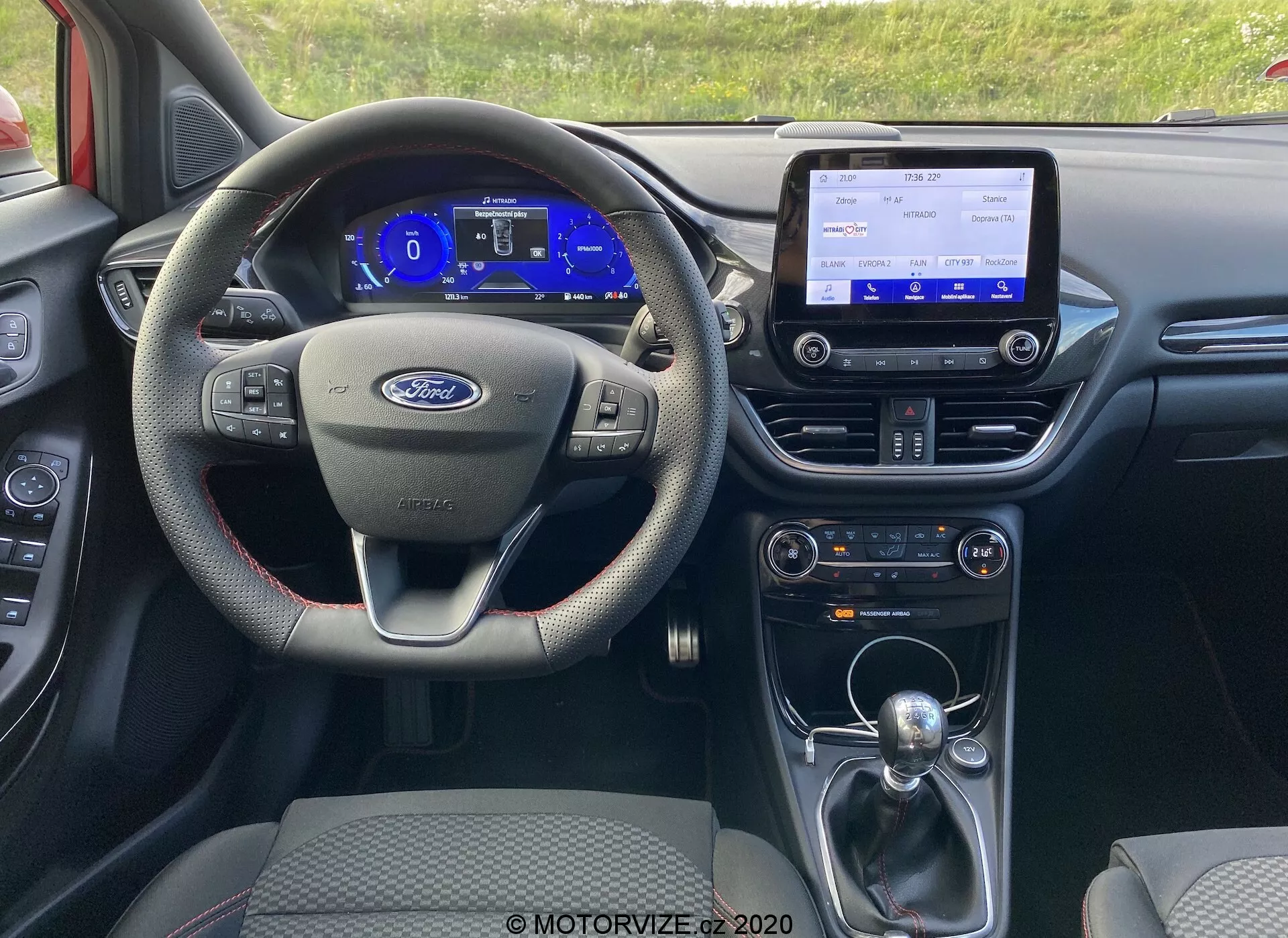 Interiörbild av 2020 Ford Puma från förarens perspektiv, som visar den multifunktionella tre-ekrade ratten, digitala instrumentklustret, infotainment central konsol med anslutningsfunktioner, automatväxellåds-omkopplaren och olika kontrollsystem