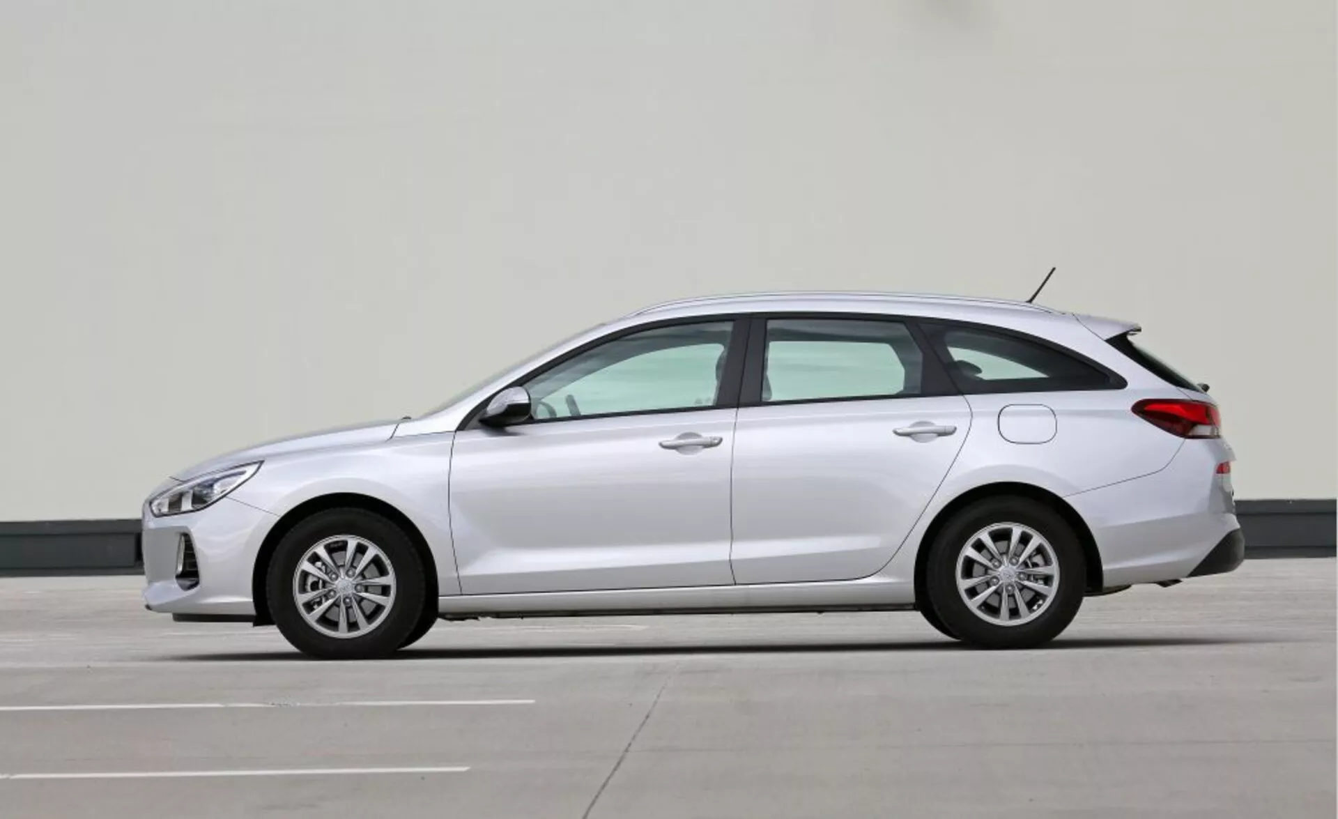 Profilvy av 2017 års Hyundai i30-N kompakt hatchback som framhäver dess eleganta LED-strålkastare, integrerade blinkers i sidobackpeglarna, aerodynamiska linjer, lättmetallhjul, lång hjulbas för ökad komfort, och potentiell hybrid- eller eldrivlina indikerad av avsaknaden av synliga avgasrör, i en professionell fotograferingsmiljö
