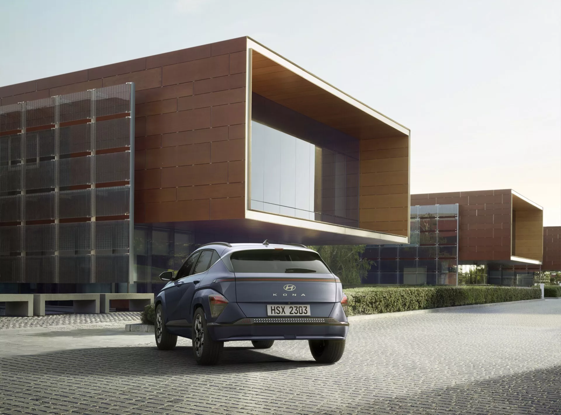 Hyundai Kona andra generationen 2023 som visar modern design, avancerade säkerhetsfunktioner och hybridteknologi