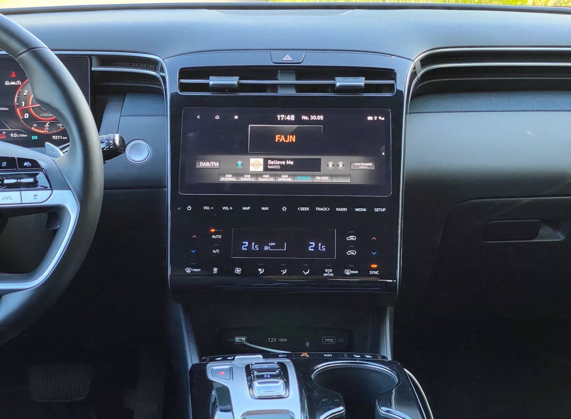 Bild av interiören i Hyundai Tucson 2020, fokuserad på mittkonsolen med en högupplöst infotainmentskärm som visar 17:43 och 30°C, tvåzons klimatkontrollpanel och automatväxelväljare.
