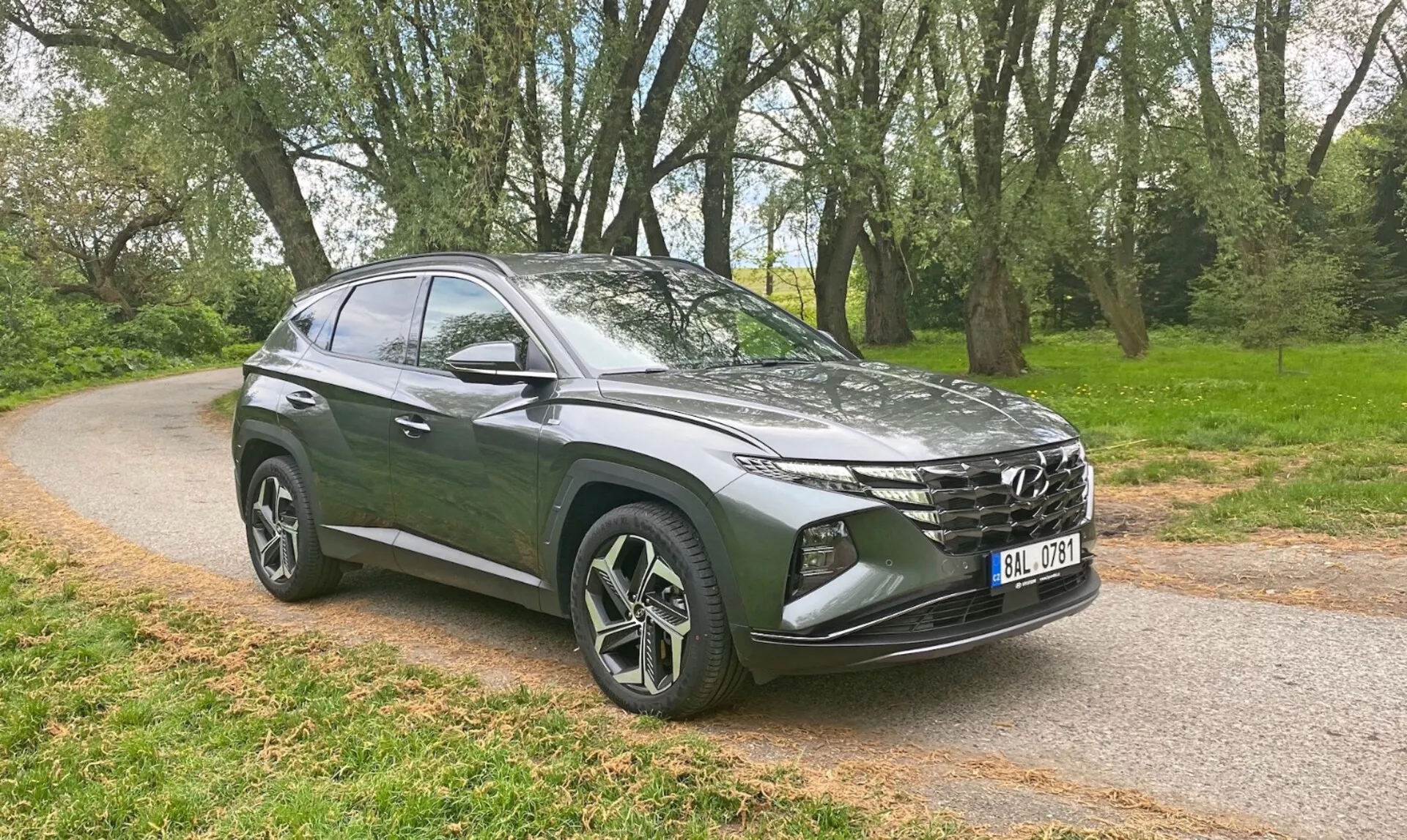 2020 Hyundai Tucson 1.6 T-GDI Pure i skinande vitt, som visar sin eleganta design och moderna funktioner på en naturskön landsväg.