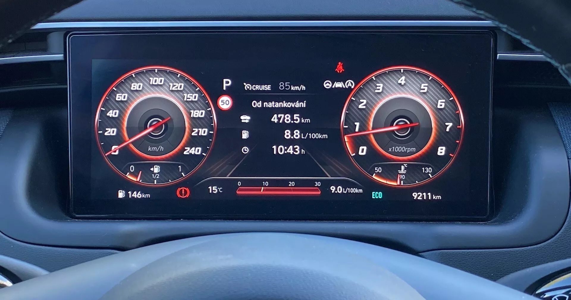 Närbild av den digitala instrumentpanelen i en Hyundai Tucson 2020 från förarens perspektiv, som visar högupplösta skärmar av hastighetsmätaren (upp till 260 km/h) och varvräknaren (upp till 7000 rpm), bränslemätare, reseinformation, däcktrycksvarning, utomhustemperatur och olika varningsikoner.