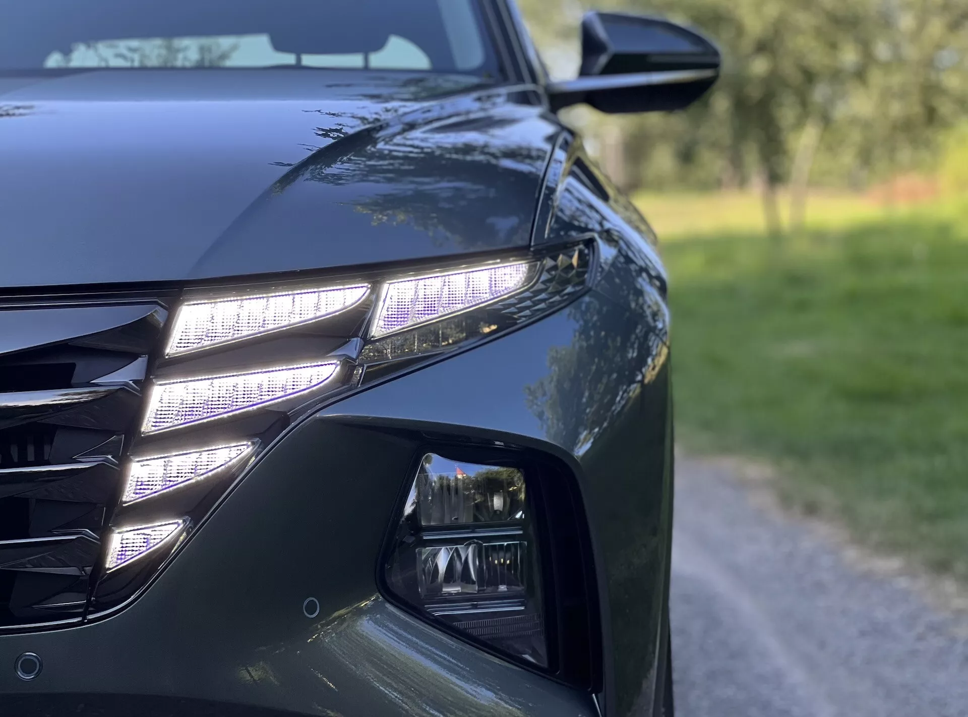 Närbild av Hyundai Tucson 2020 som framhäver LED-strålkastare, modern grill och aerodynamiska designelement
