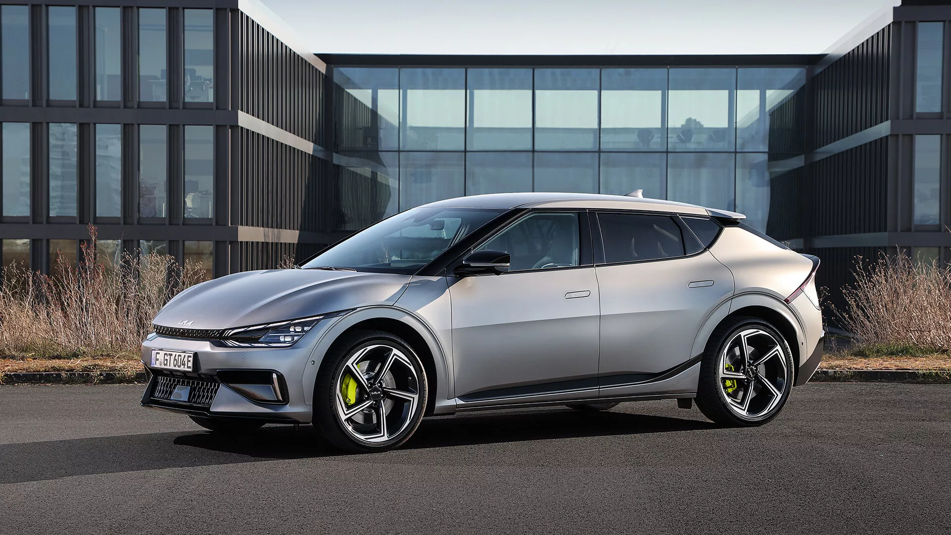 Elfordon Hyundai Tucson 2020 i silver som visar upp sin eleganta design och moderna teknologi med en stadsbakgrund