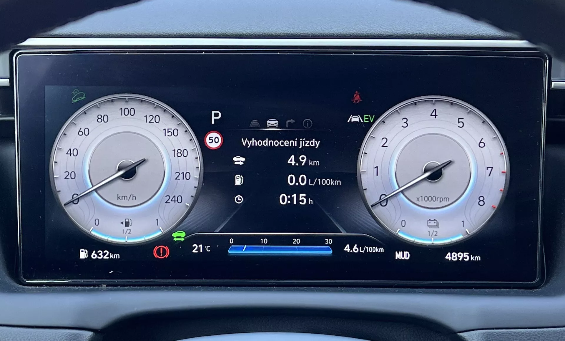 2020 Hyundai Tucson digital instrumentkluster med hastighetsmätare, varvräknare, indikator för hybridteknik och detaljerad fordonsinformation på en modern instrumentbräda