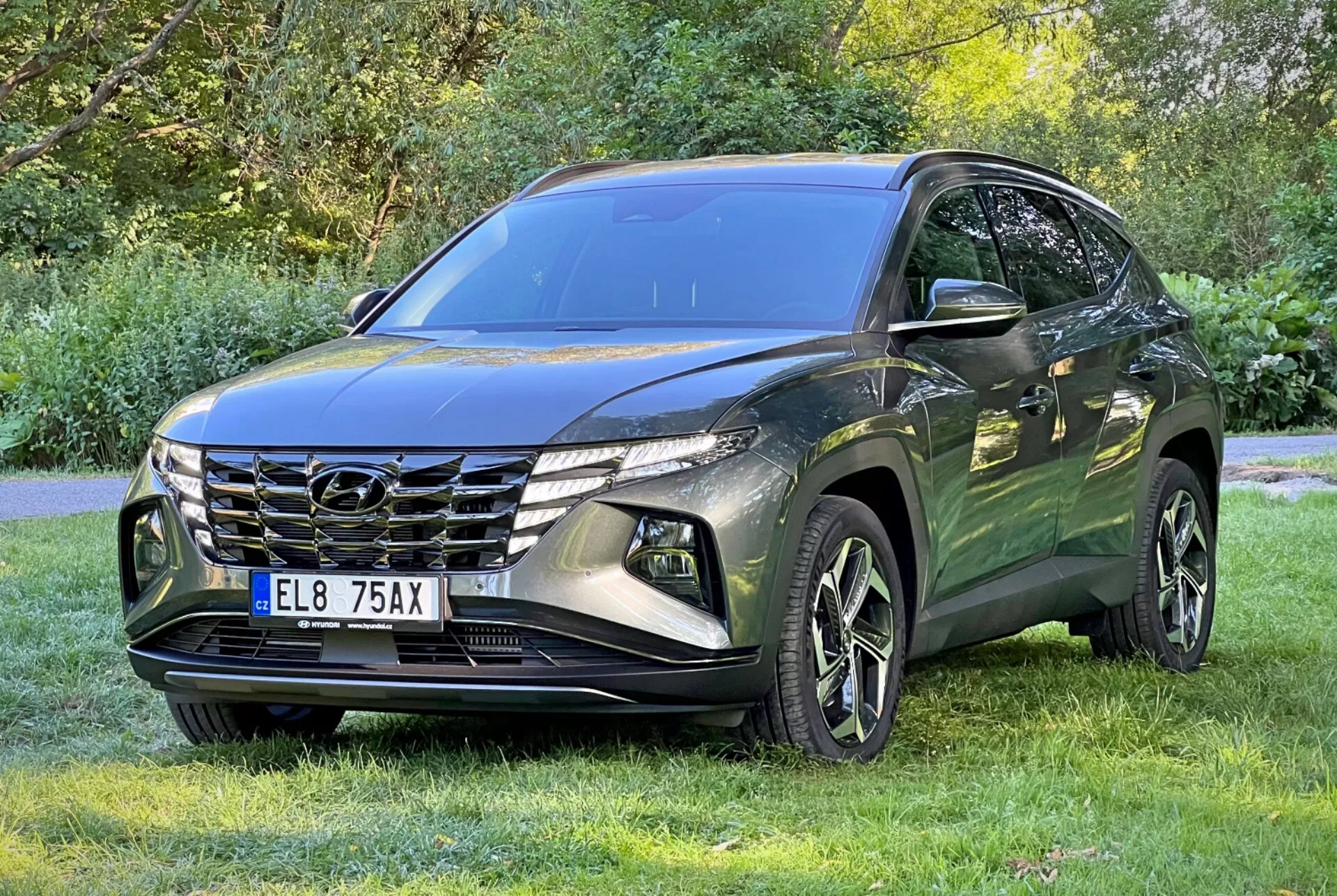 SUV Hyundai Tucson 2020 parkerad på gräs med träd i bakgrunden som visar frontgrillen, LED-strålkastare och legeringshjul