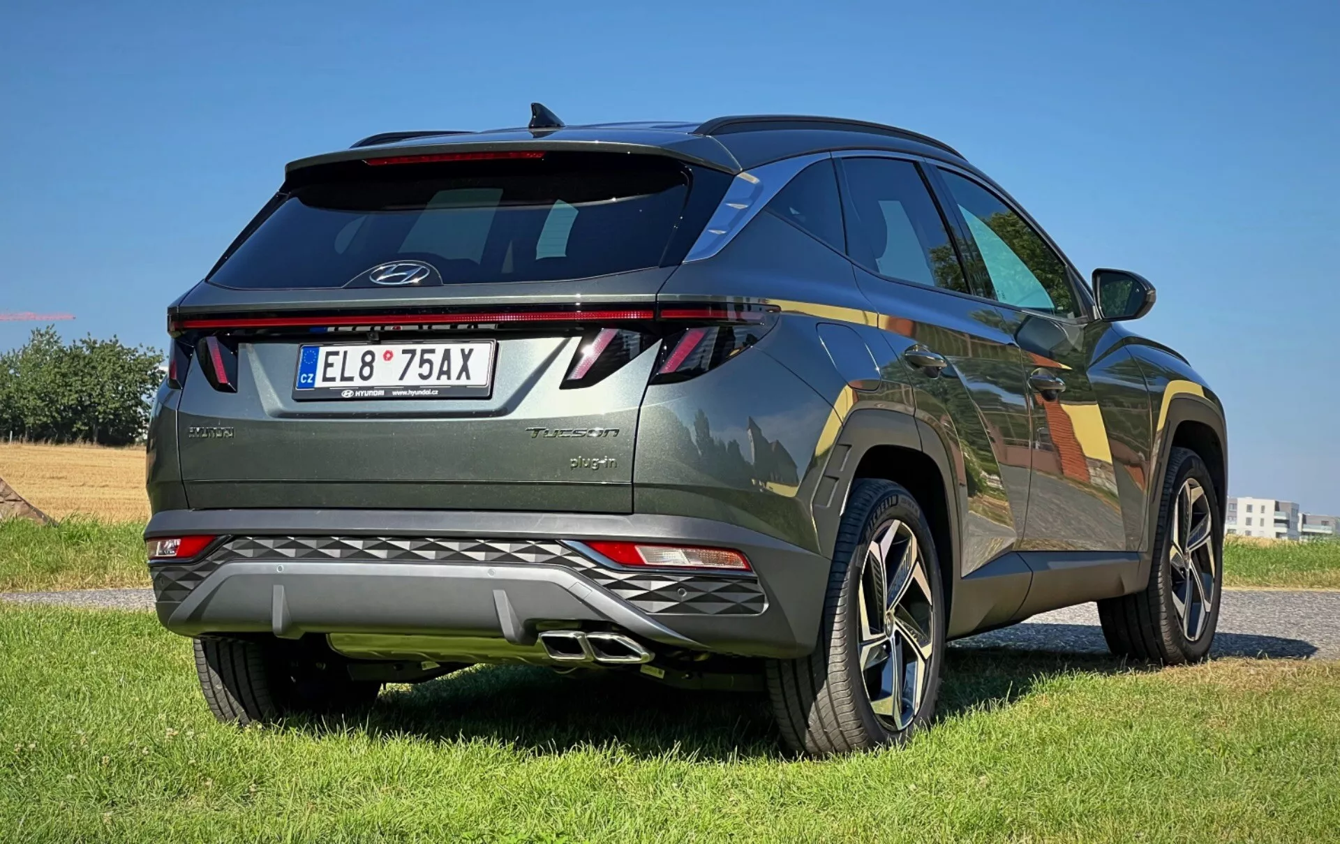 Hyundai Tucson 2020 visar sin moderna design med en tre fjärdedels bakvy, med LED baklampor, integrerad bakspoiler, metallisk lack och legeringshjul i en utomhusmiljö