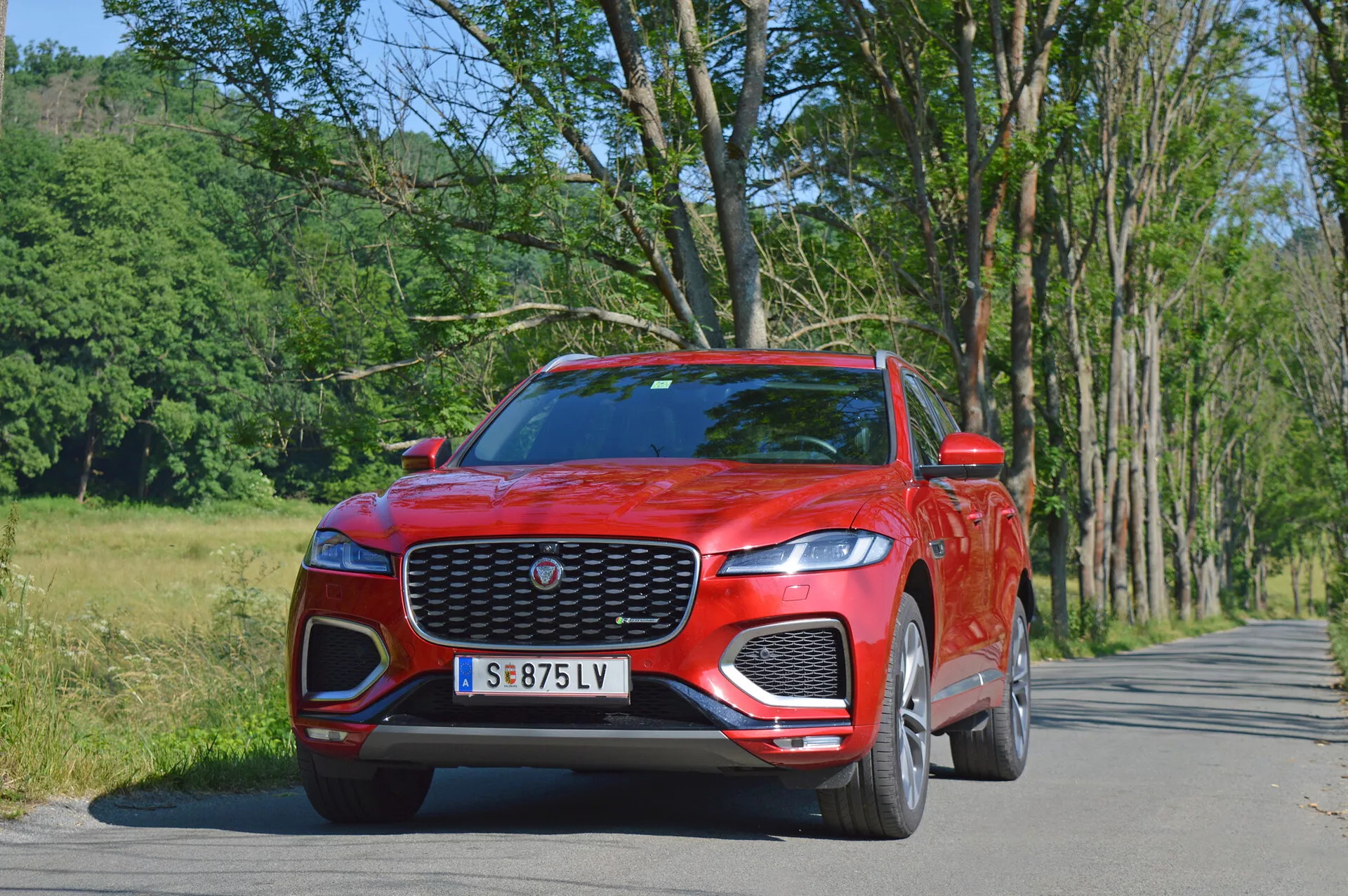 Lyxig SUV Jaguar F-Pace 2021 i snygg silverfärg, fångad under en dynamisk stadstur, med markanta frontgrill, LED-strålkastare och sportiga lättmetallfälgar.