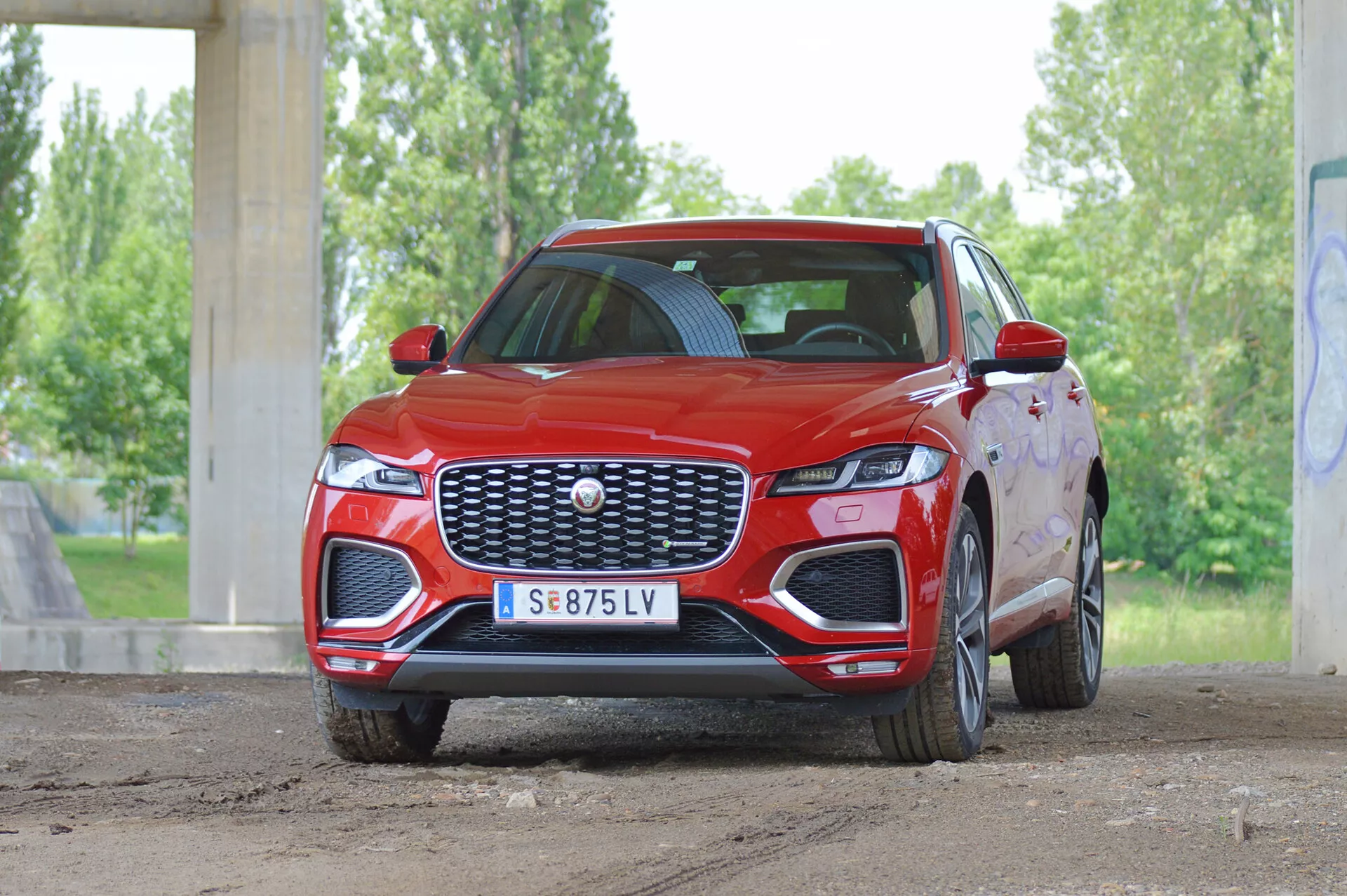 Lyxig SUV Jaguar F-Pace 2021 med elegant design, överlägsen hantering, avancerad teknik och raffinerad interiör