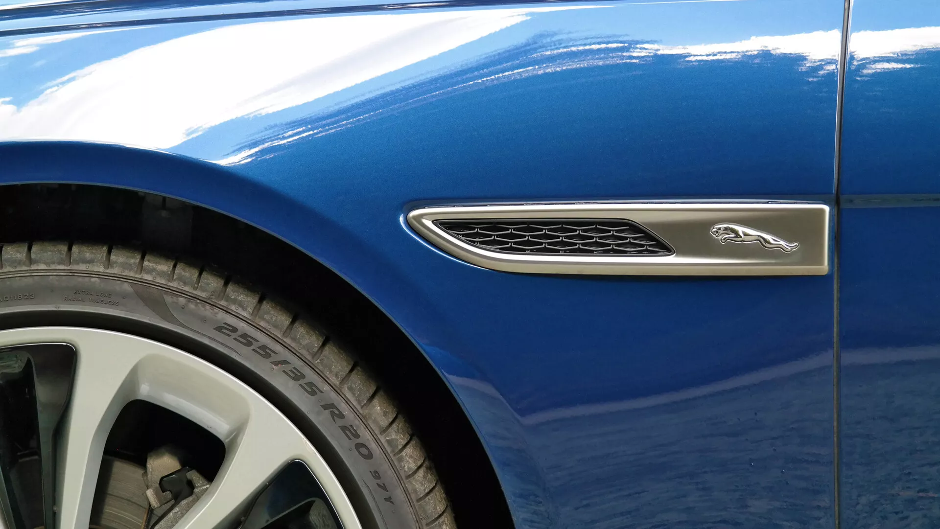 2021 Jaguar XF - Lyxig vit sedan med eleganta linjer, LED-strålkastare, avancerad aerodynamik, premium läderinteriör och banbrytande teknologi