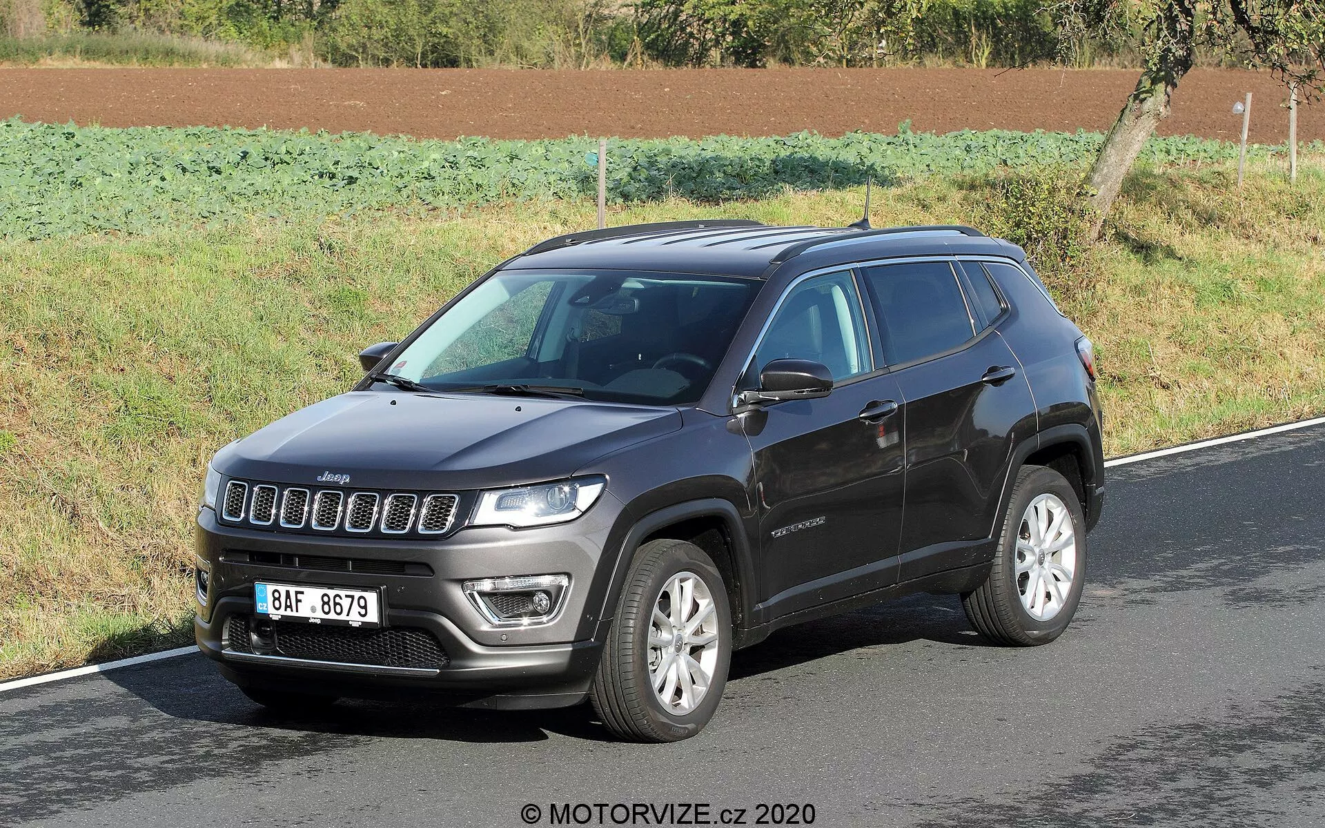 Jeep Compass 2017 som visar upp elegant design, terrängkapacitet och moderna funktioner