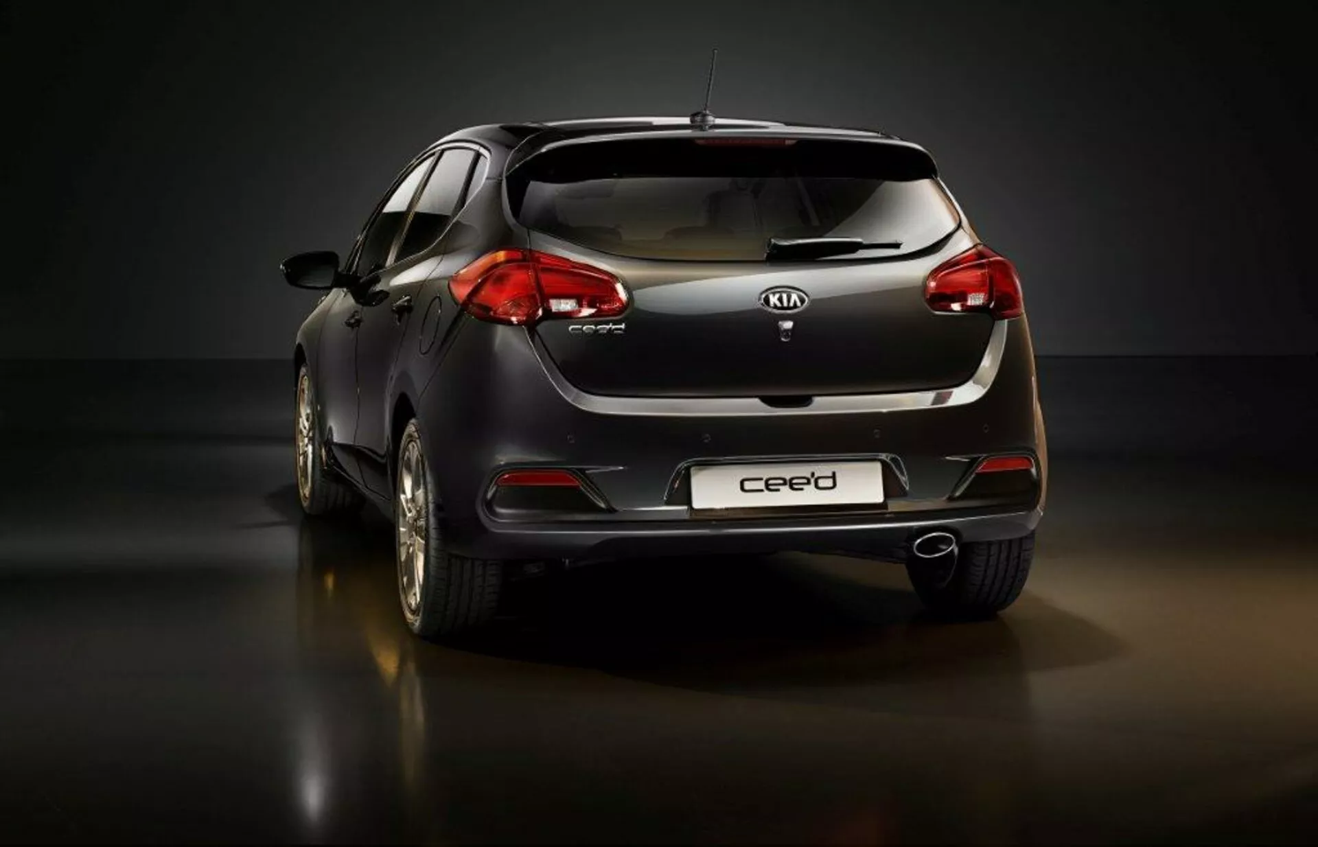 Kia Ceed 2009-modell i metalliskt silver som visar en elegant design och moderna funktioner