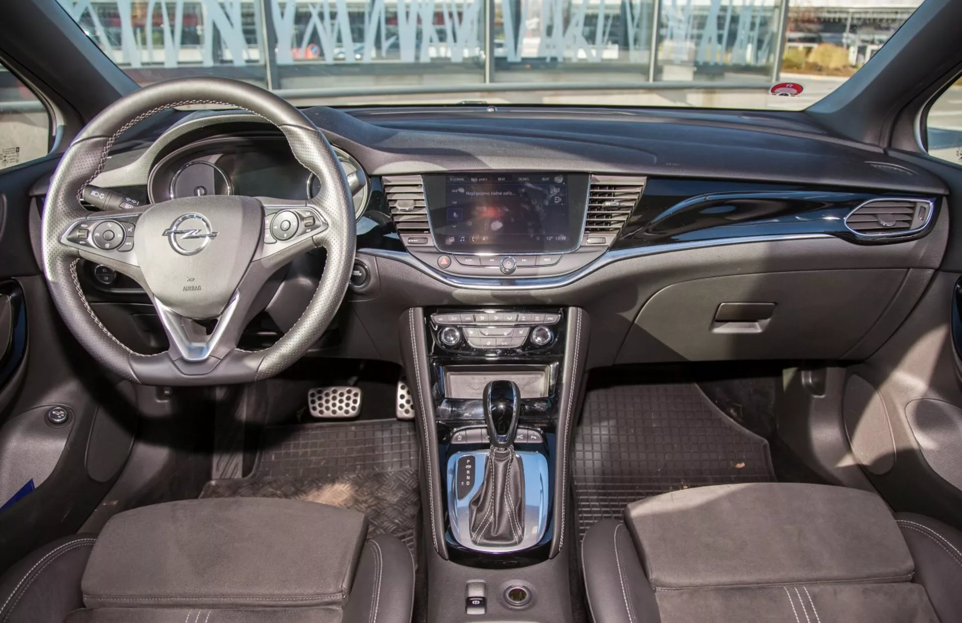 Interiör i Kia Ceed från 2009 som visar multifunktionsratt, pekskärms-infotainmentsystem, dubbla klimatzoner, automatväxelspak, tvåfärgade klädda säten och modern kabin design med teknologiska bekvämligheter