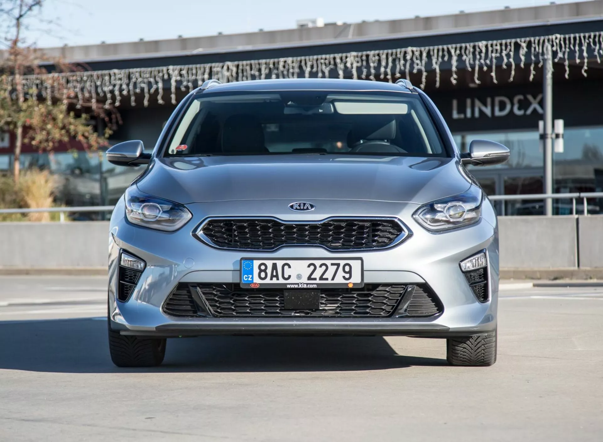 Kia Ceed 2009-modellen i metalliskt silver, främre och sida vyer med klart dagsljus, visar legerade hjul och aerodynamisk design