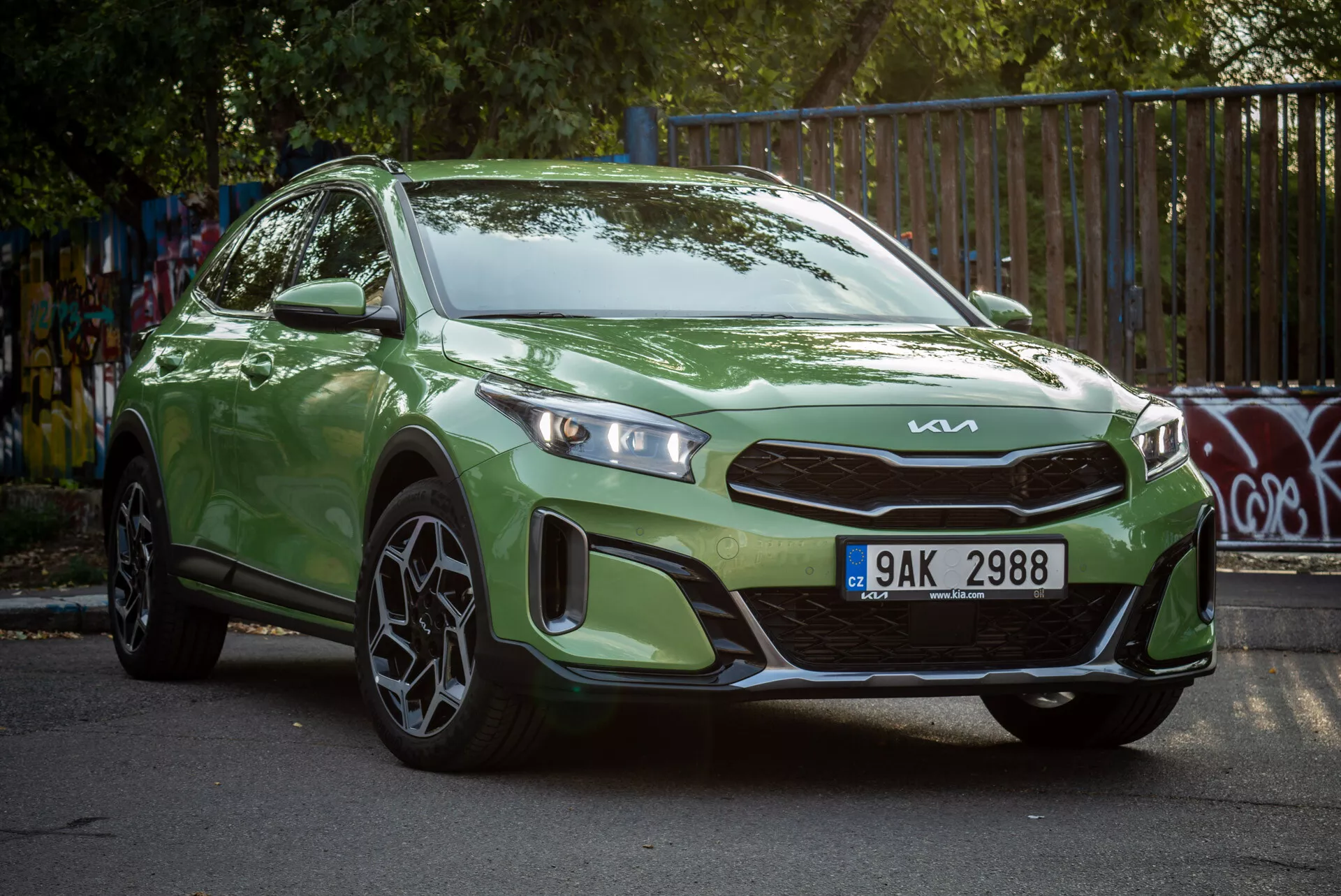 Grön Kia Xceed 2022 parkerad i vinkel, som visar sin tre fjärdedels framsida med LED-strålkastare och sportiga legeringshjul i en stadsinställning