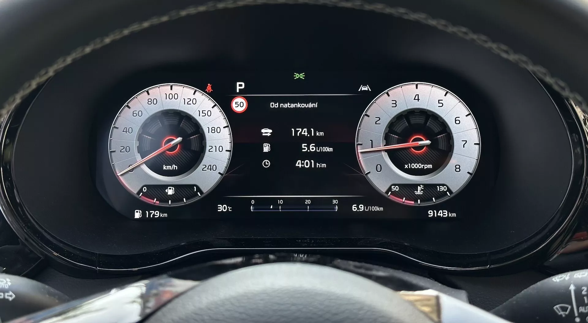 Närbild av instrumentpanelen på Kia XCeed 2022 som framhäver hastighetsmätare, varvräknare och digital display med parkeringslägesindikator, reslängd, bränsleekonomi och total odometerläsning