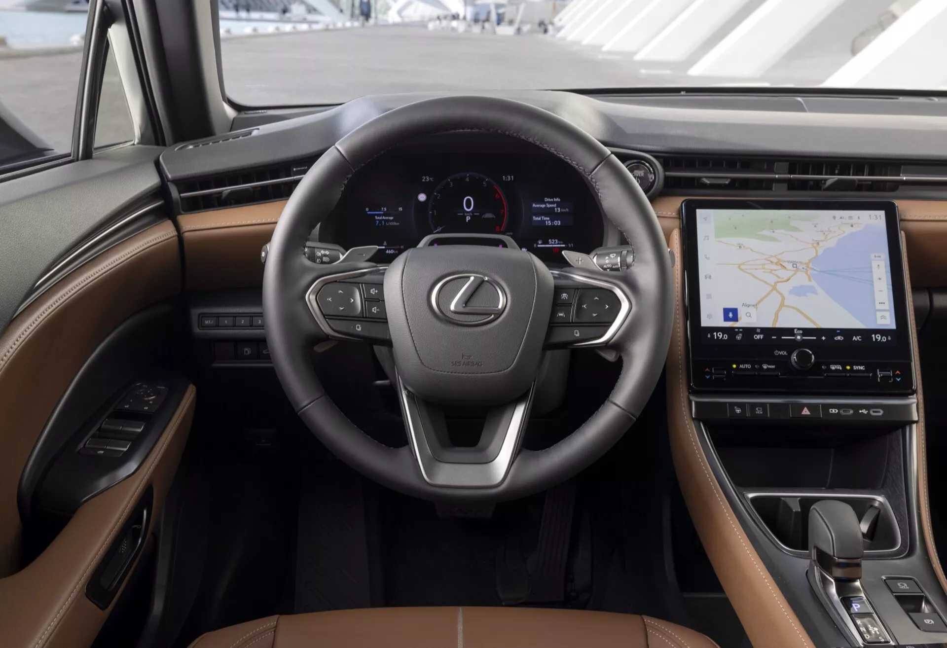 Interiör av Lexus LBX 2024 med multifunktionsratt med Lexus-emblem, digital instrumentpanel och pekskärmsinfotainmentskärm som visar GPS-navigering på instrumentbrädan, i premium tvåtonsfärgschema