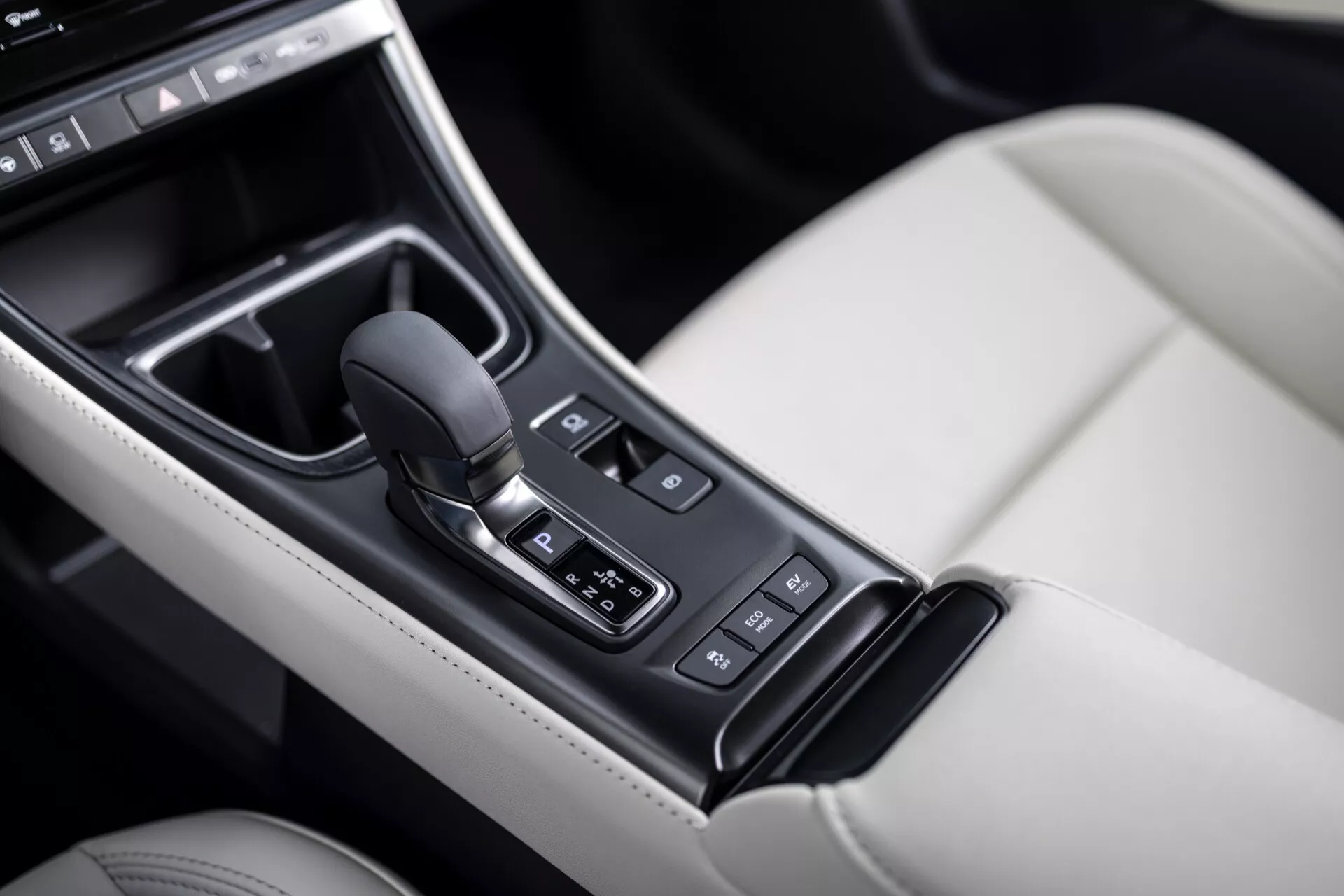 2024 Lexus LBX 1:a generationens mittkonsol som visar automatisk växelspak, körlägeskontroller och lyxiga interiörfinishar