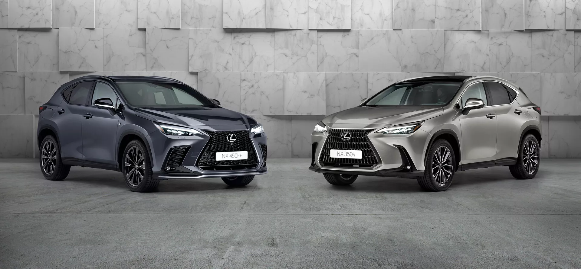 Bilden visar två Lexus NX 2021 bilar i en professionell studiobelysning. Bilen till vänster är en mörkfärgad kompakt SUV med ett karakteristiskt aggressivt frontgaller, skarpa LED-strålkastare och stora luftintag, vinklad för att visa sin vänstra front och sida. Hjulens position mot kameran framhäver fälgdesignen. Bilen till höger, i en ljus metallisk nyans, är också vinklad men åt vänster och delar ett liknande designspråk med en annorlunda fälgstil. Båda lyxiga SUV:arna, framträdande i bilden, visar avancerad design och potentiella moderna teknologier.