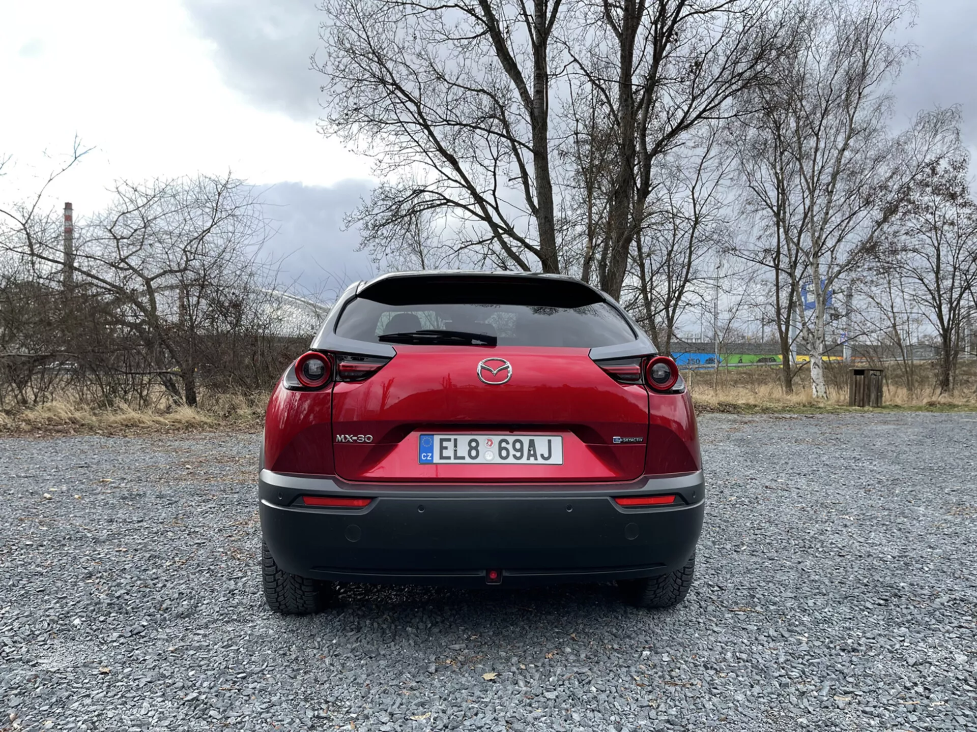Mazda MX-30 från 2020 i en elegant metallisk färg som visar upp sin moderna design och elektriska teknik, parkerad på en naturskön plats