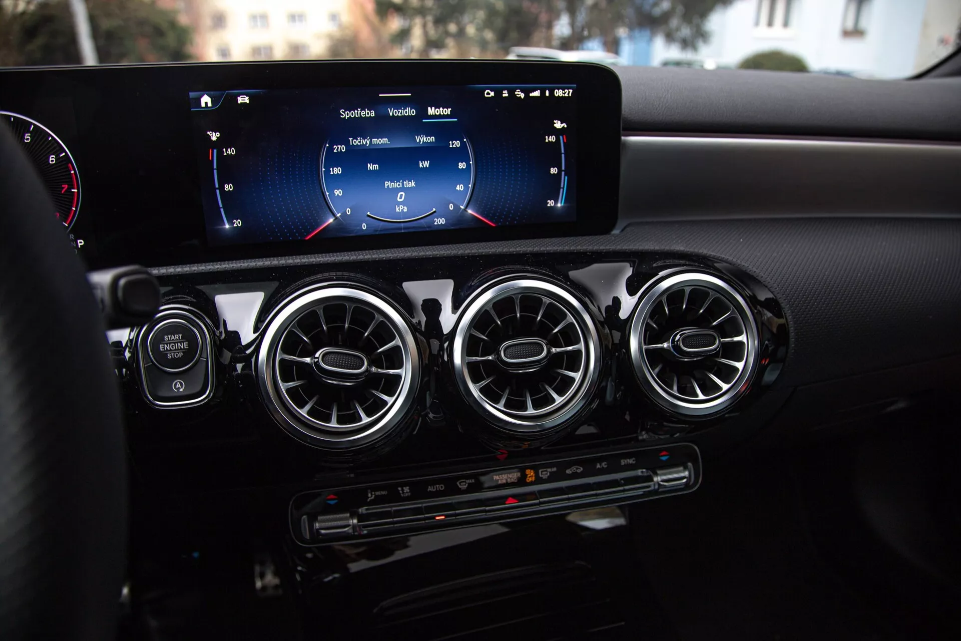 Interiörvy av Mercedes-Benz A-klass 2022 som framhäver den moderna instrumentbrädan med cirkulära luftventiler, bred infotainmentskärm, fysiska kontrollknappar, premiummaterial och funktioner för omgivningsbelysning