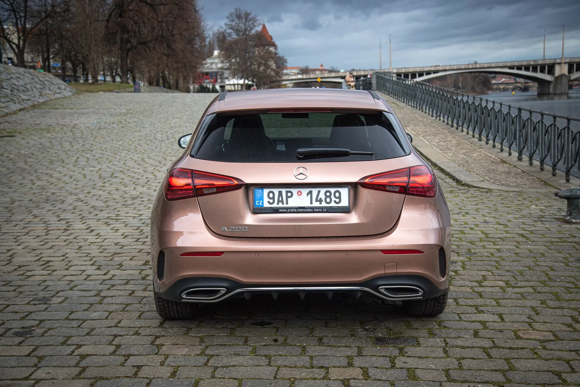 Mercedes-Benz A-klass 2022 i elegant silverfärgad exteriör som visar upp dess dynamiska design och avancerade tekniska funktioner