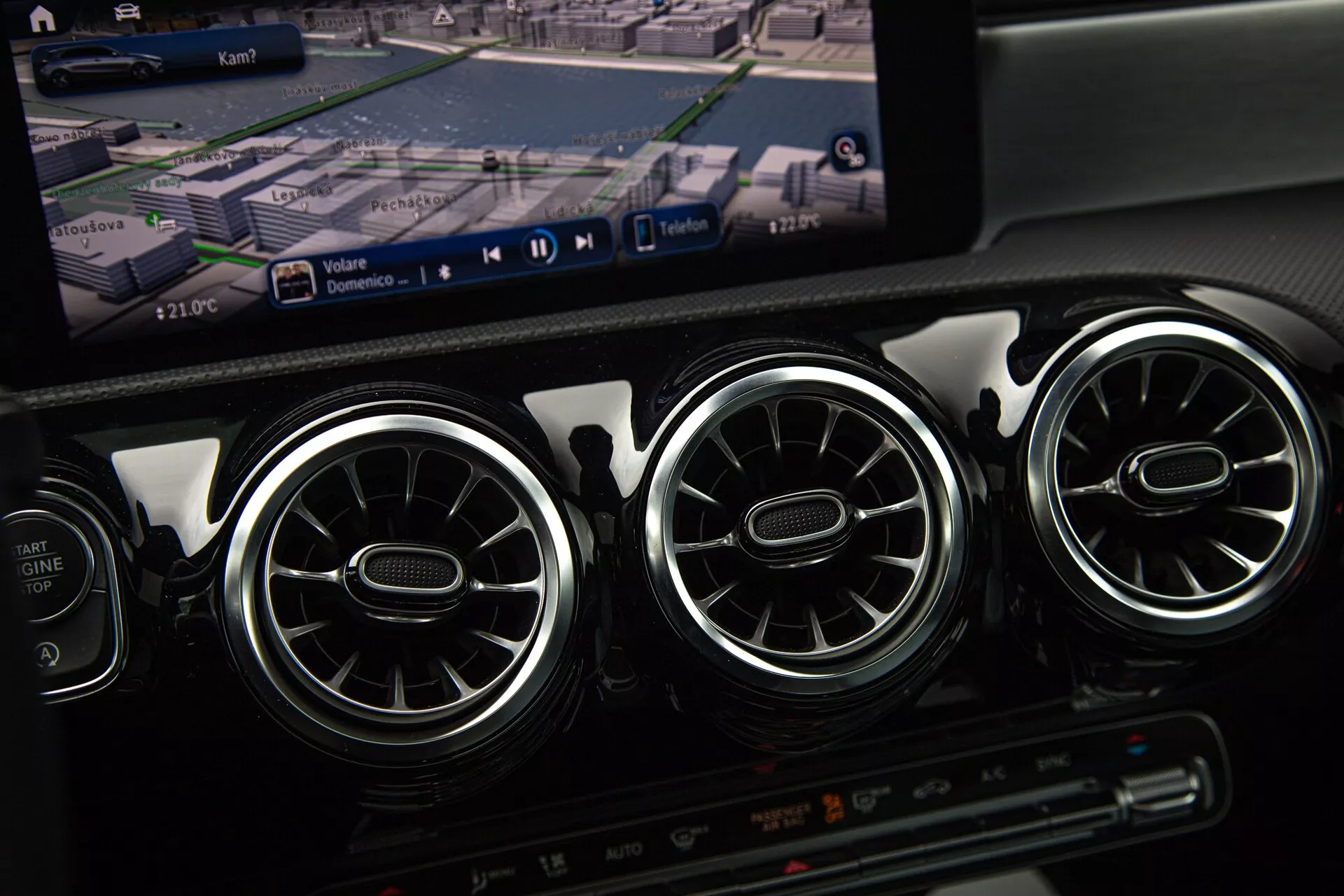 2022 Mercedes-Benz A-klass mittkonsol med luftkonditionering ventiler, GPS-navigering på multimedia systemskärmen och klimatkontrollinställningar