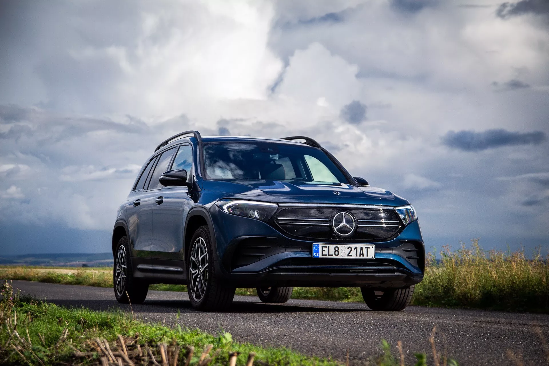 Elektriska SUV:en Mercedes-Benz EQB 2021 i dynamisk pose som visar upp sin eleganta design och avancerade funktioner