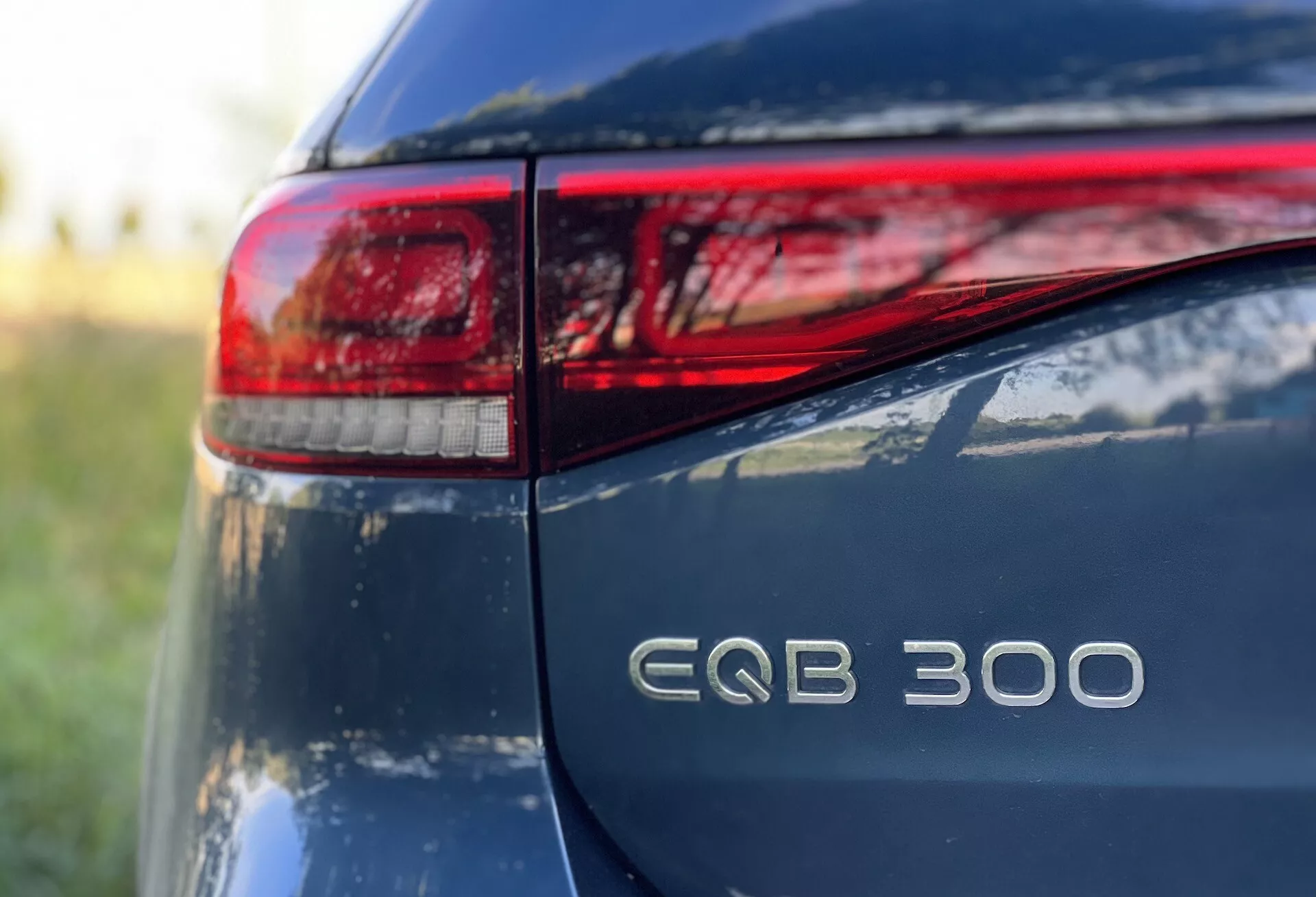 Närbild av bakre vänstra sidan av Mercedes-Benz EQB 300 från 2021 som framhäver LED-baklyktans design och modellbeteckning