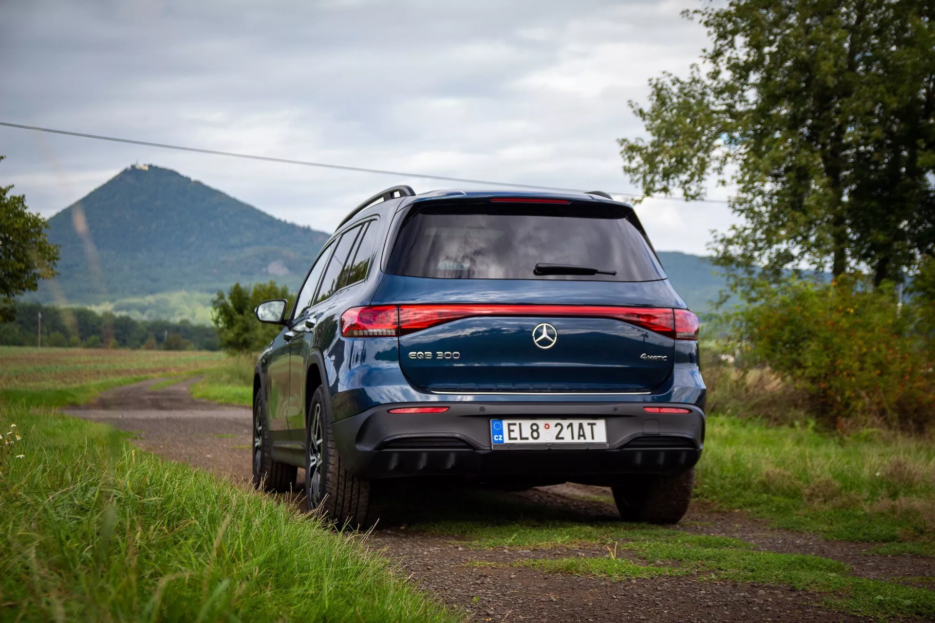 Silverfärgad eldriven SUV Mercedes-Benz EQB 2021 som visar upp exteriör design och LED strålkastare