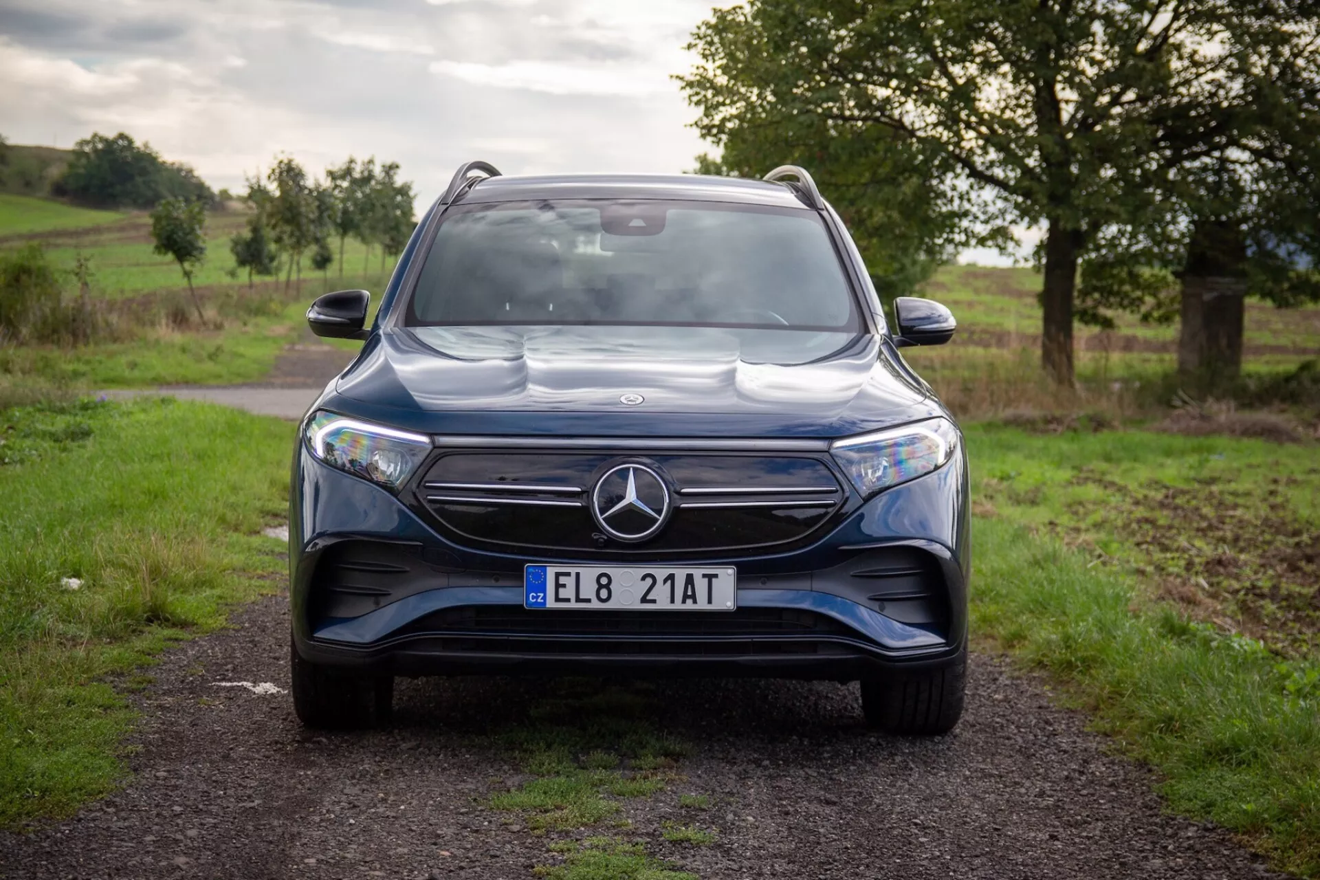 Elektrisk SUV Mercedes-Benz EQB 2021 i dynamisk pose som visar dess eleganta design och avancerade tekniska funktioner