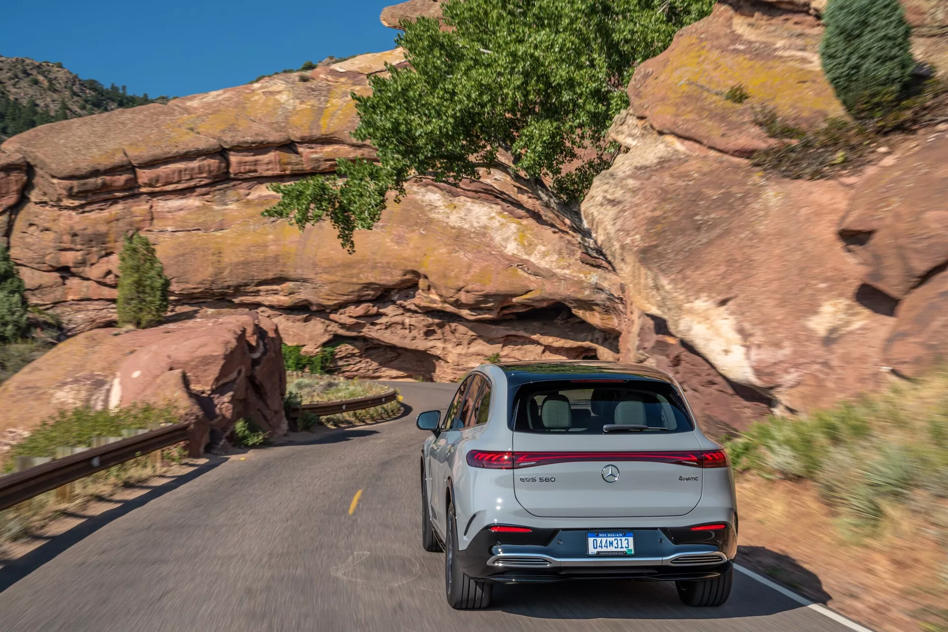 2022 Mercedes EQS SUV i en elegant silverfinish, som visar upp sin lyxiga design, avancerade eldrivlina, rymliga interiör och toppmoderna tekniska funktioner.