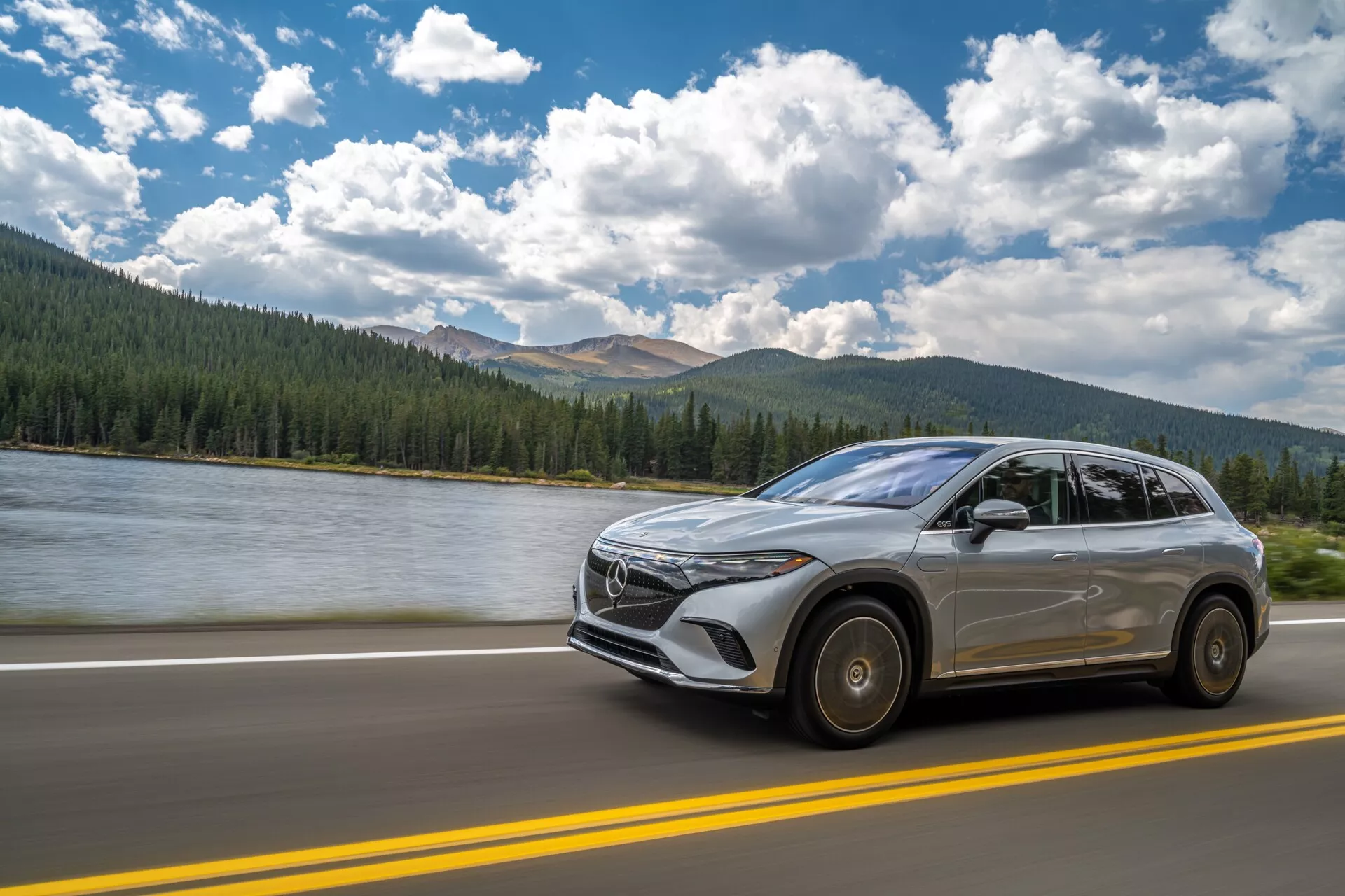 2022 Mercedes EQS SUV i en elegant design, med avancerad teknik, lyxig interiör och en miljövänlig elektrisk drivlina.